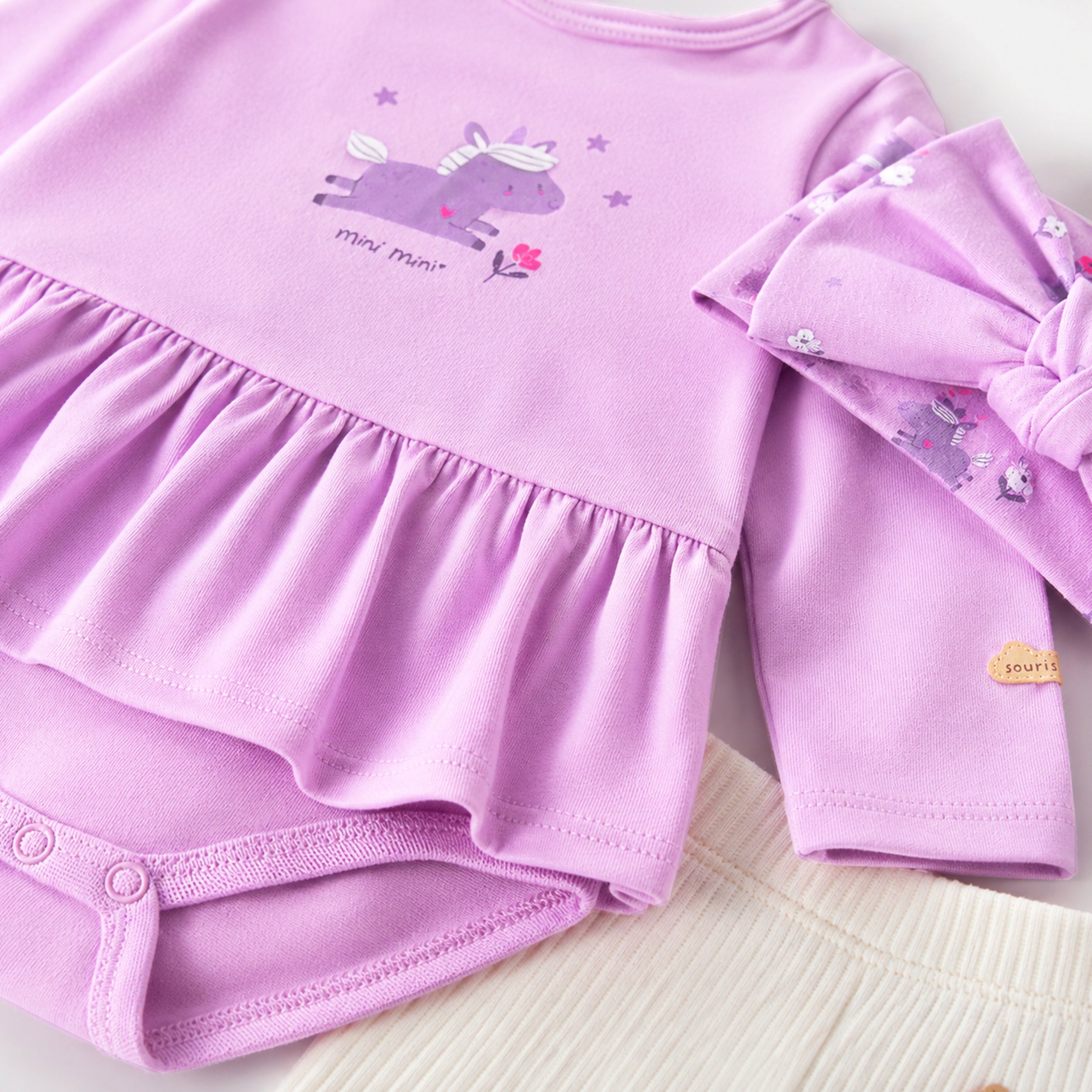 Ensemble trois pièces mauve et crème à motif, bébé fille