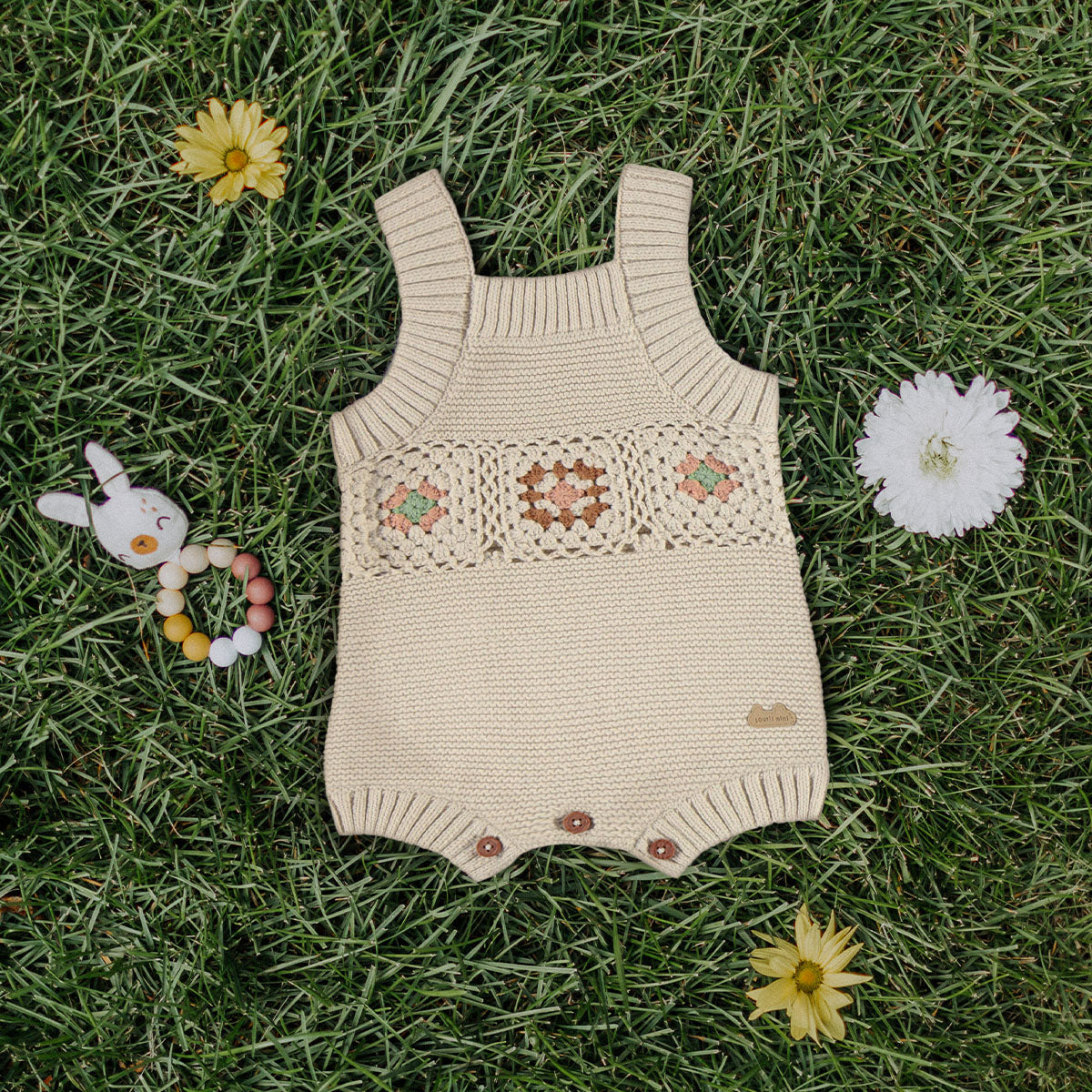 Look du une-pièce crème à motifs en crochet, naissance