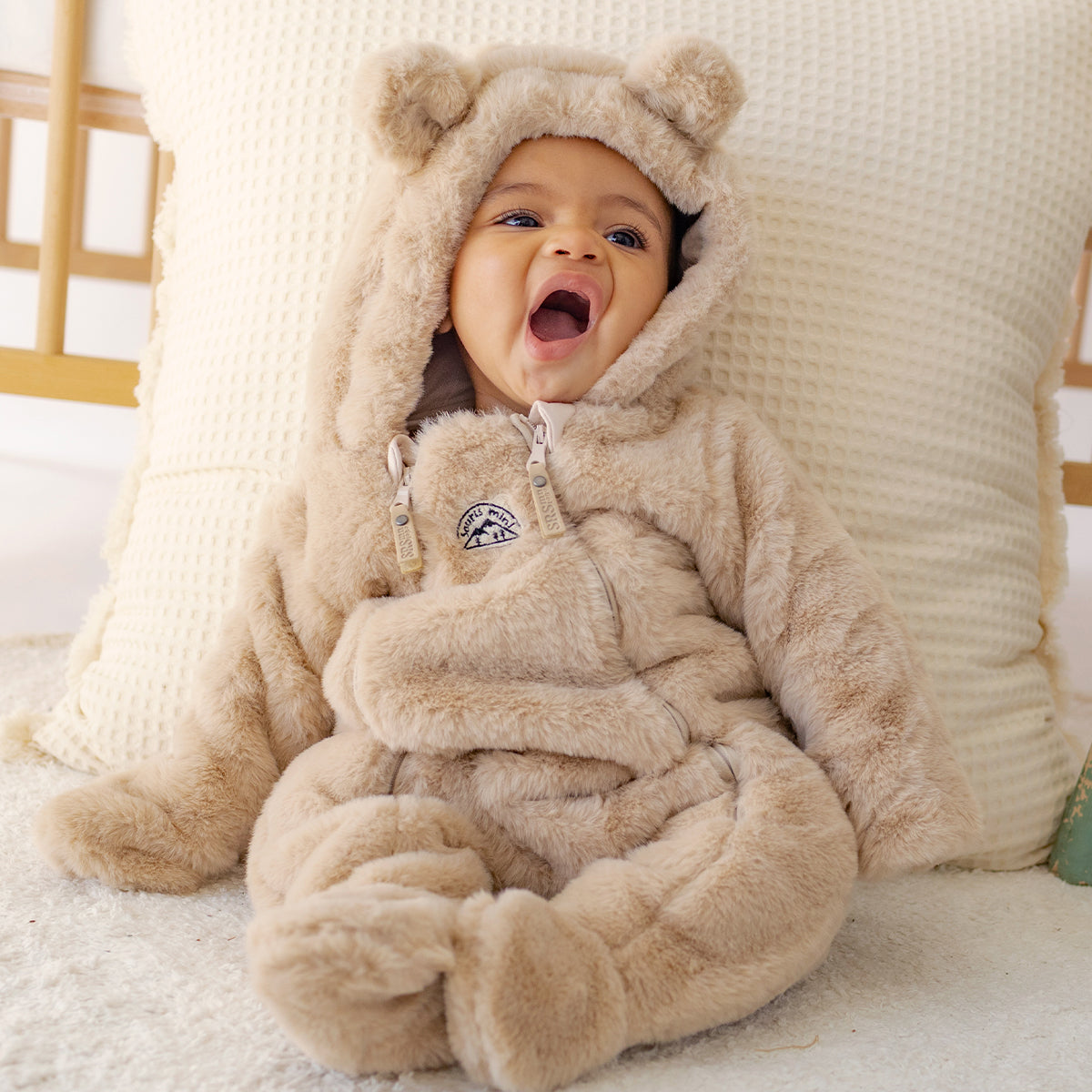 Une pièce beige en fausse fourrure, naissance
