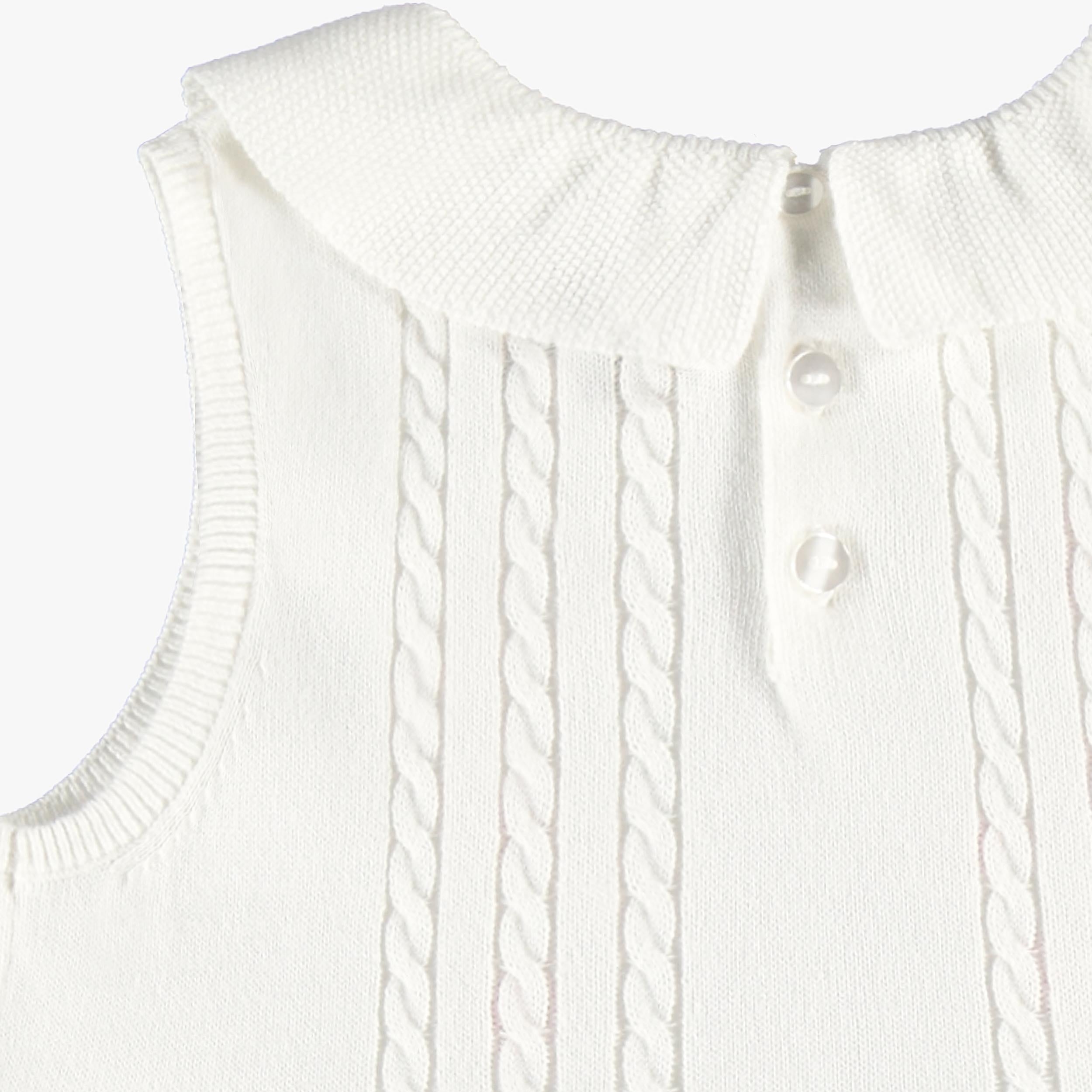 Zoom détails dos de la robe blanche en tricot avec broderies de fleurs, enfant