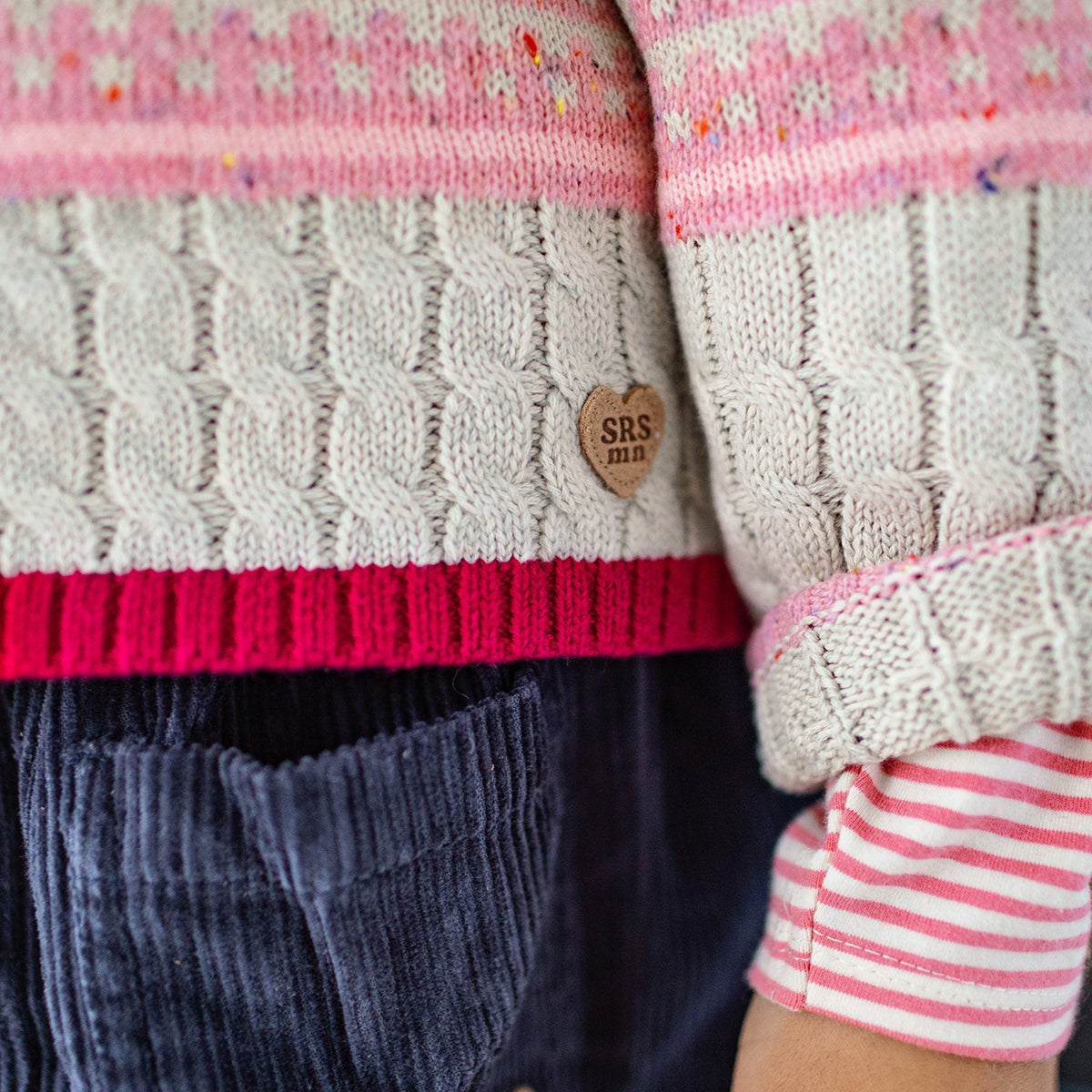 Zoom du chandail rose en tricot, enfant