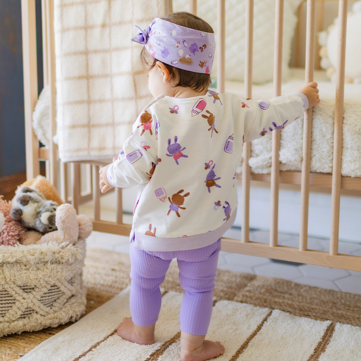 Photo d'un enfant portant le chandail crème à motifs, naissance