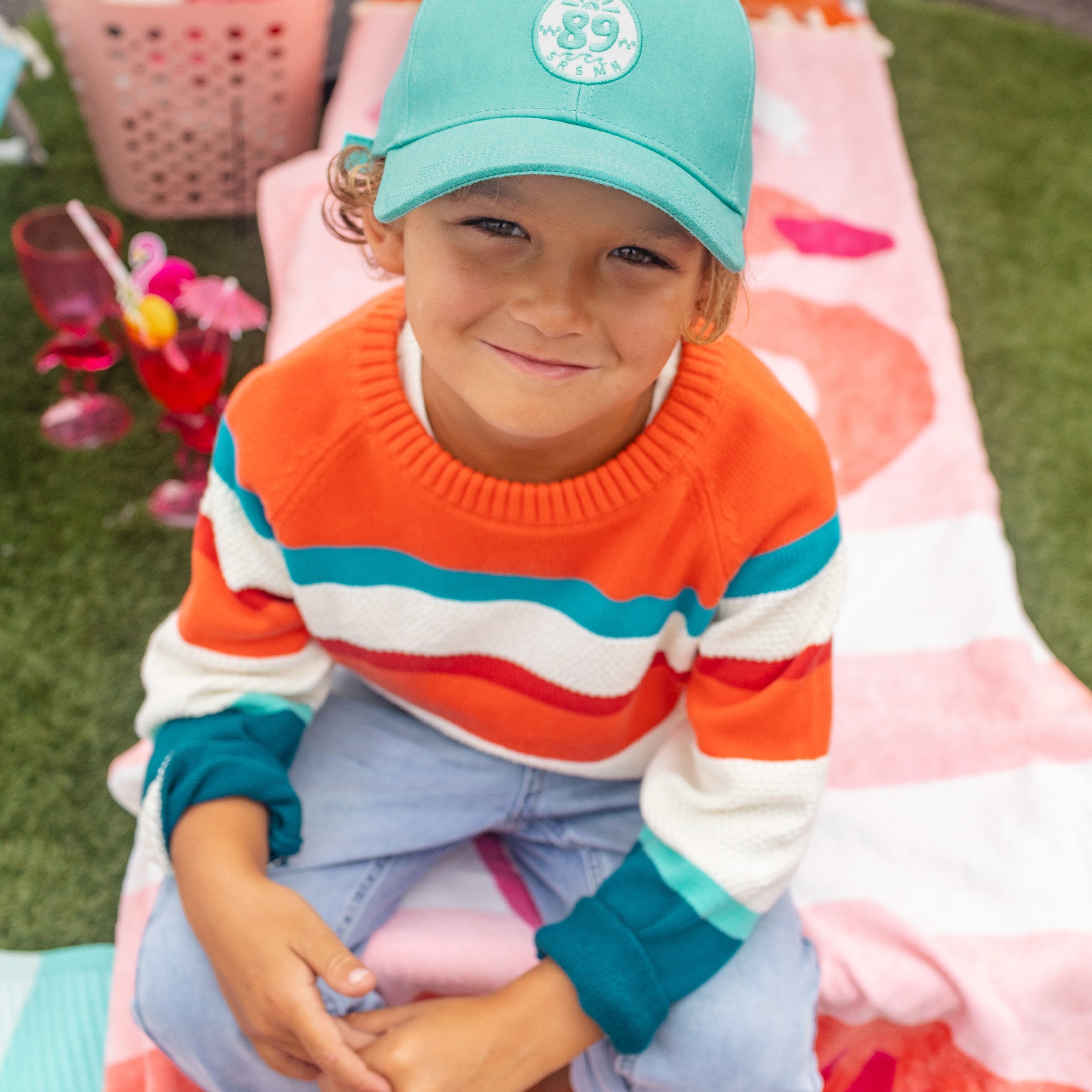 Photo d'un enfant qui porte le chandail crème à rayures colorées, enfant