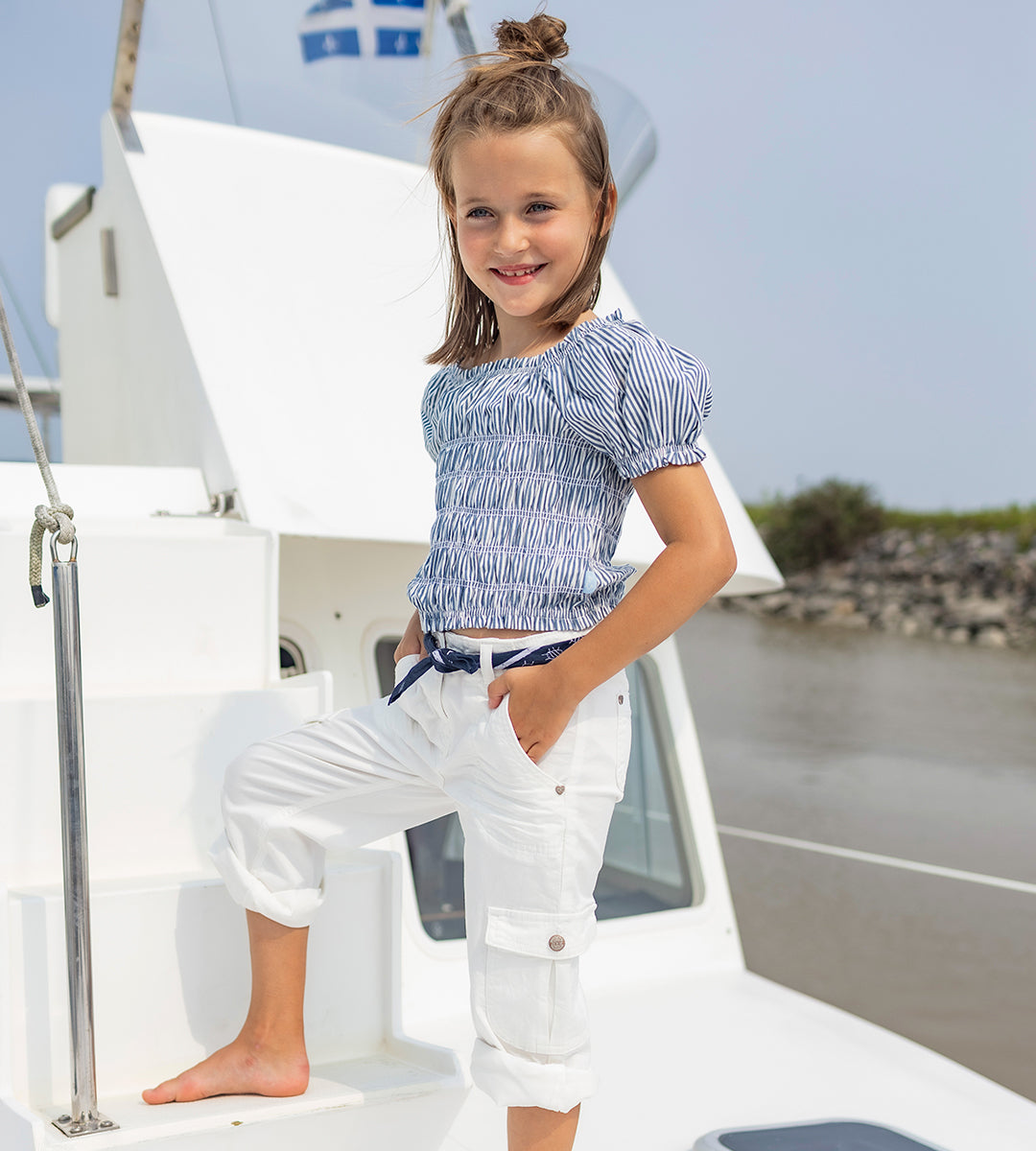 Photo d'un enfant portant le foulard bleu foncé à motifs, enfant
