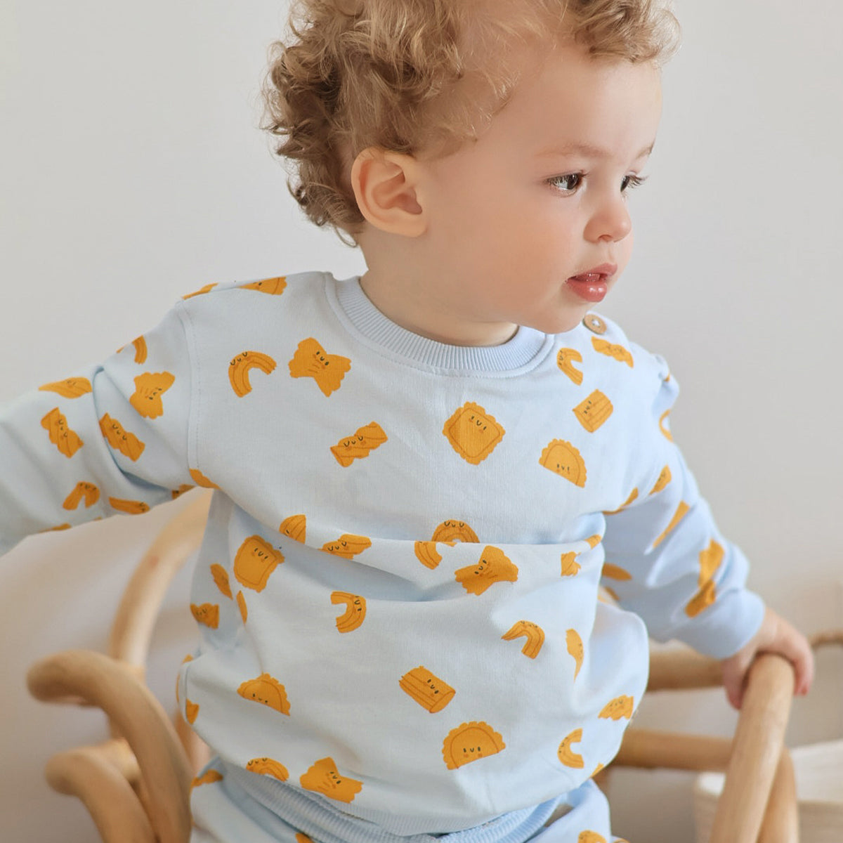 Chandail bleu à motifs de pâtes, naissance