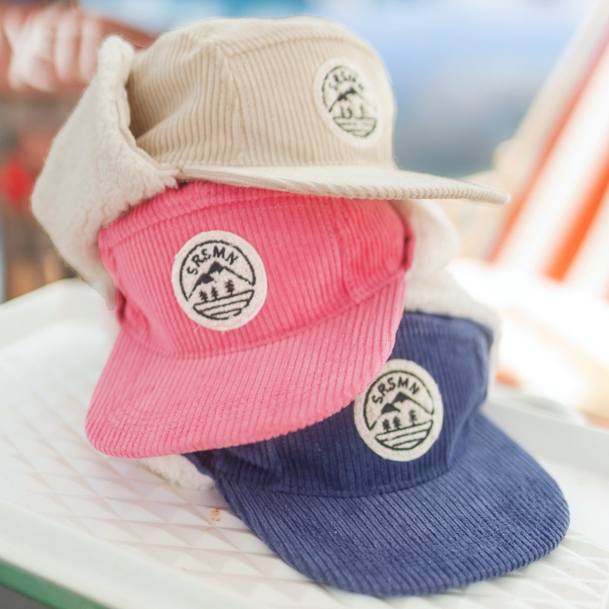 Présentation de la casquette crème en velours côtelé, enfant