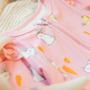 Pyjama une-pièce rose à motif de poules et de lapins, bébé || Pink one-piece pajama with bunnies and chickens print, baby, baby