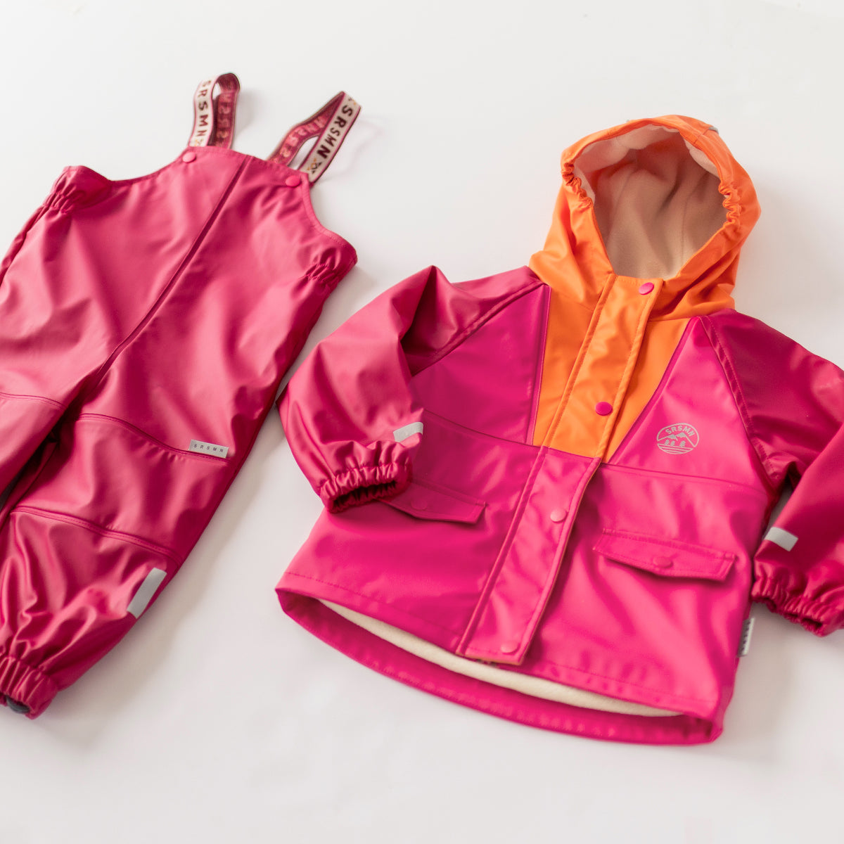 Présentation de la salopette de pluie rose, bébé