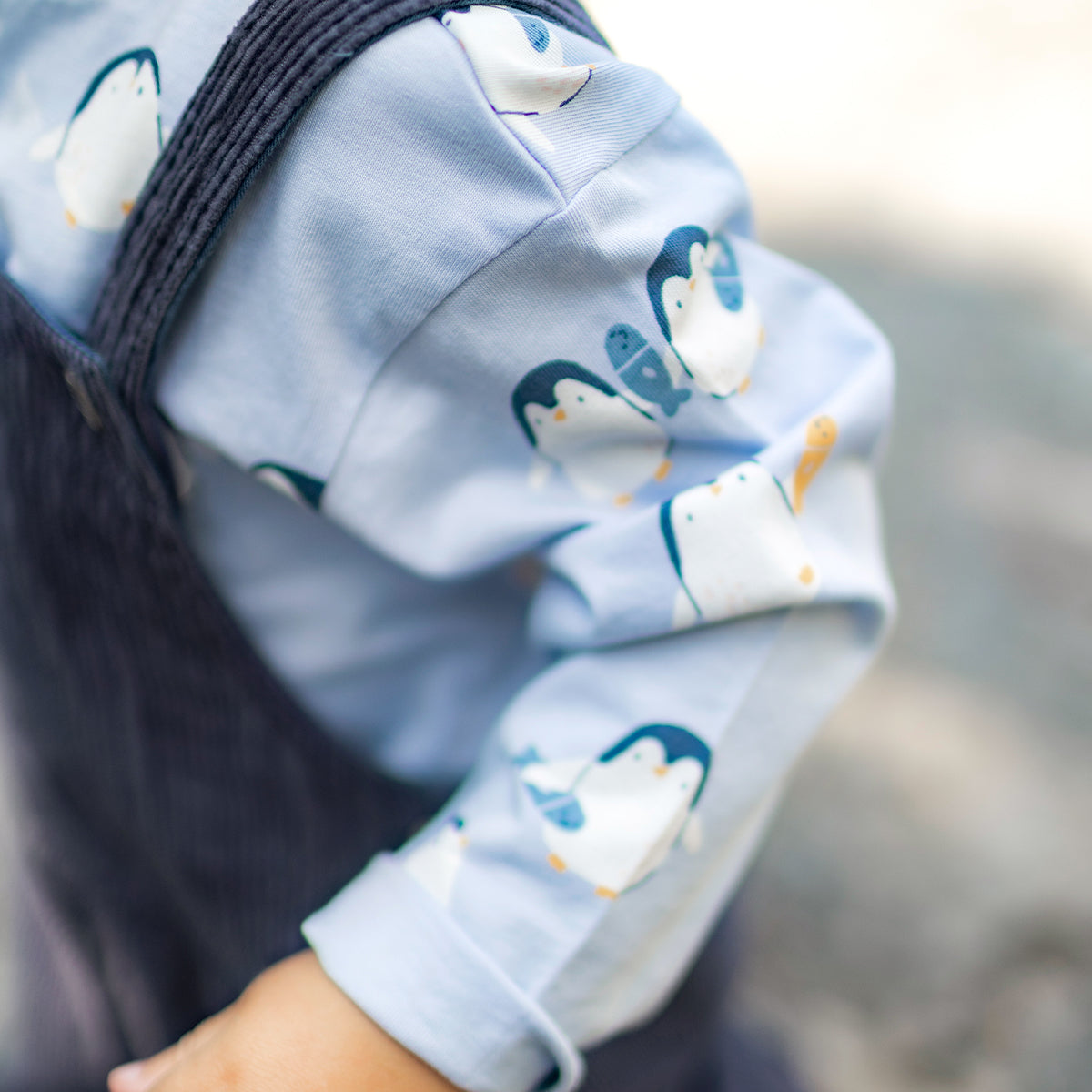 T-shirt bleu pâle à imprimé de pingouins, bébé