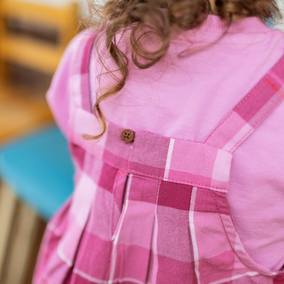 Photo de dos de la robe chasuble mauve à carreaux, bébé