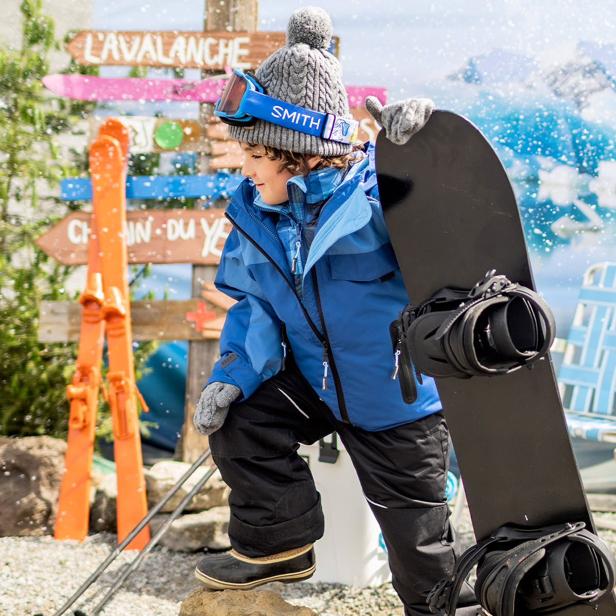 Photo d'un enfant portant les mitaines grises en tricot, enfant