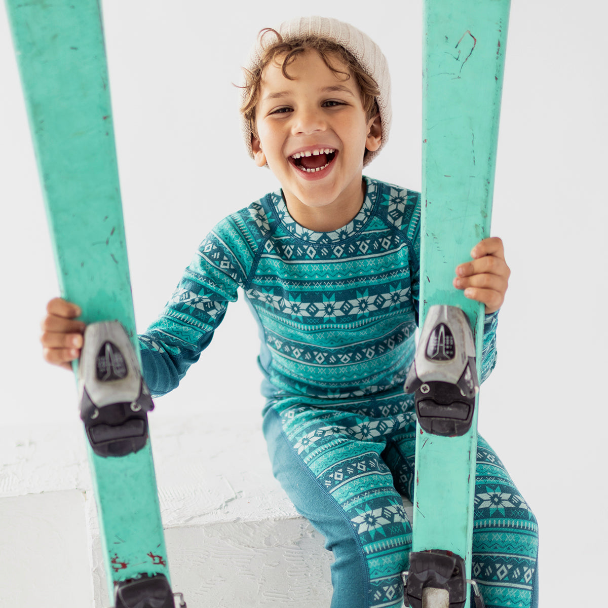 Photo d'un enfant portant le chandail turquoise en laine mérinos avec motifs jacquard, enfant