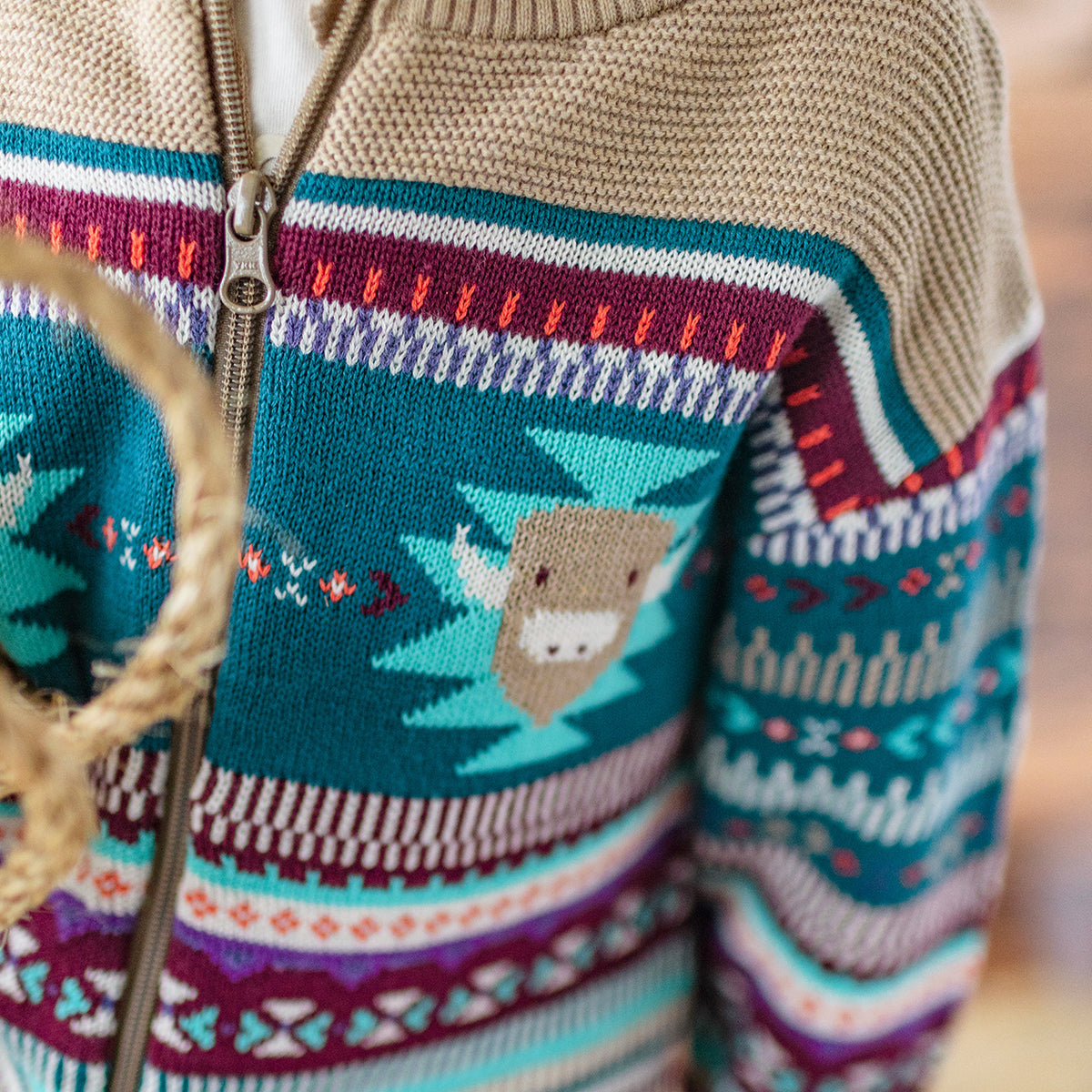 Photo d'un enfant portant la veste beige en tricot avec motifs, enfant