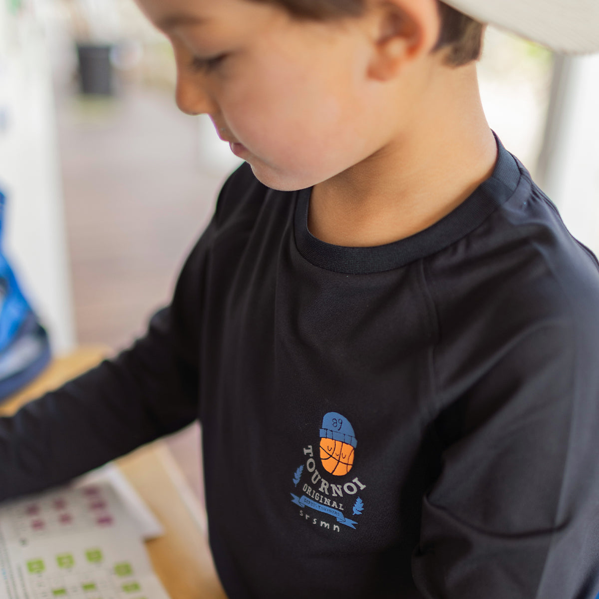 Photo d'un enfant portant le t-shirt noir avec illustration, enfant