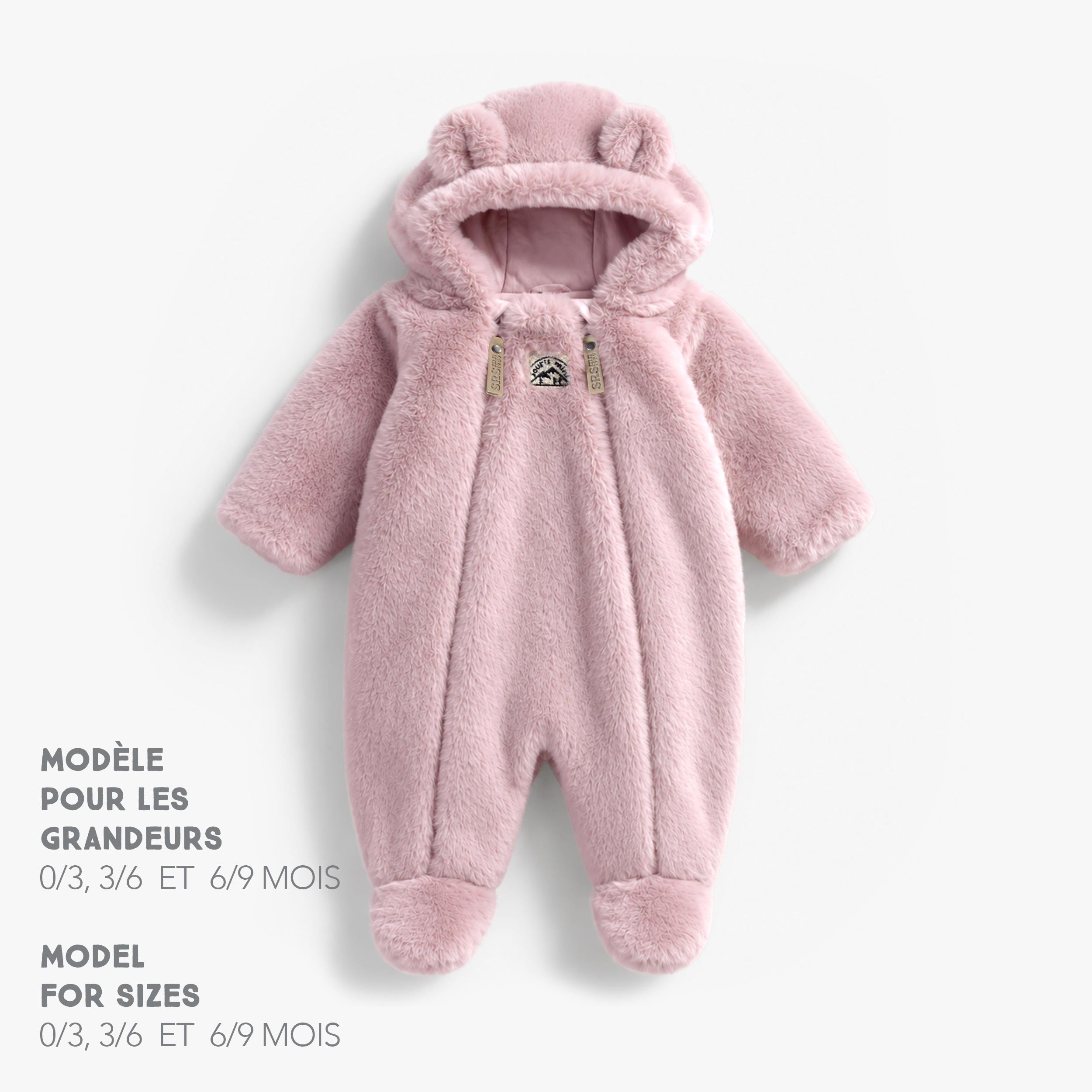 Une pièce rose en fausse fourrure, naissance