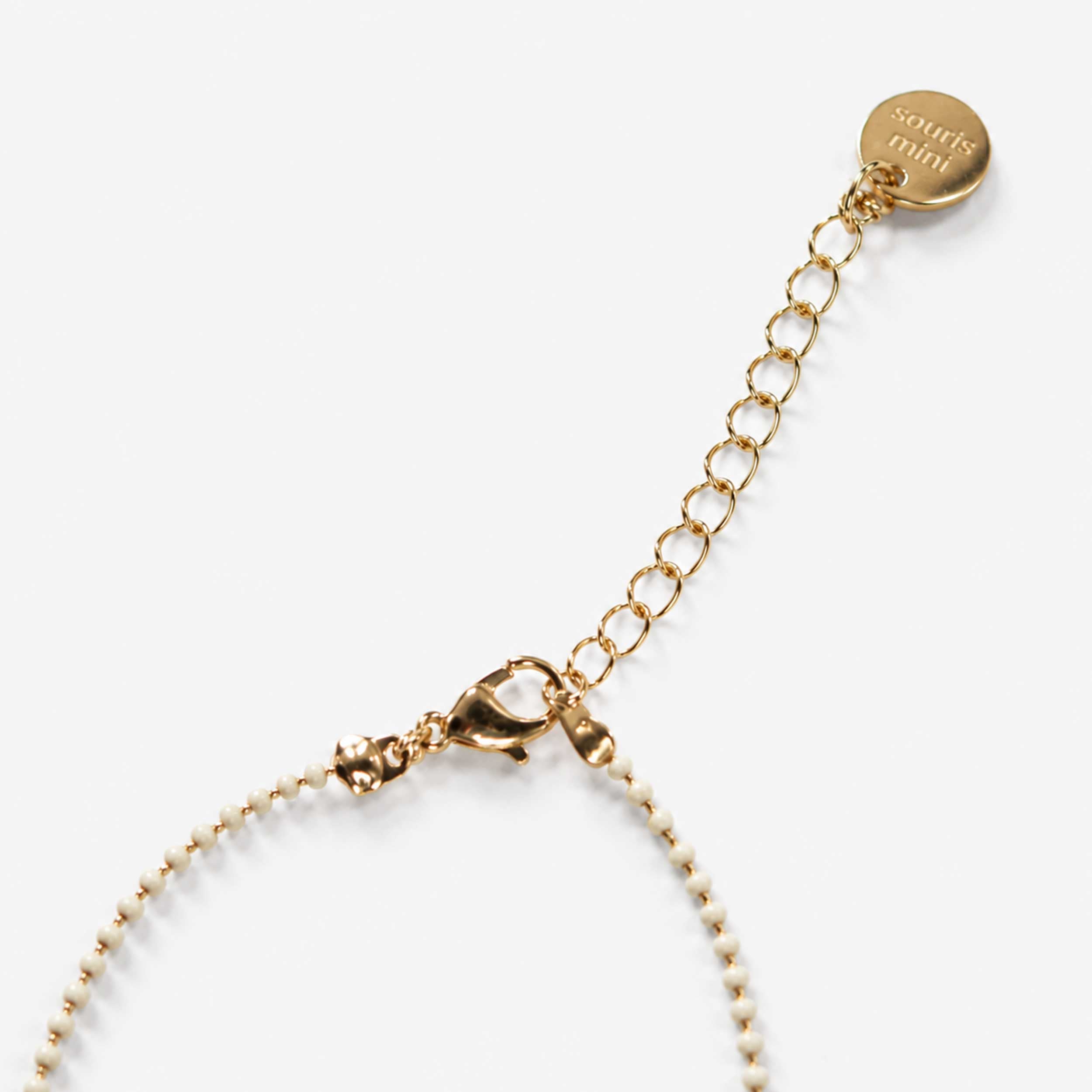 Duo de colliers dorés à pendentifs pomme et enveloppe