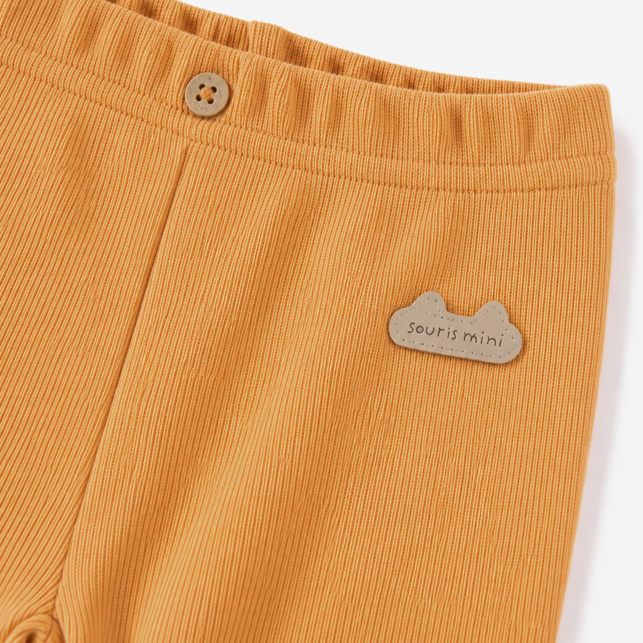 Gros plan du legging côtelé caramel, layette