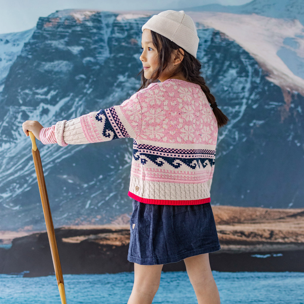 Photo de dos d'un enfant portant la jupe bleu marine en velours côtelé, enfant