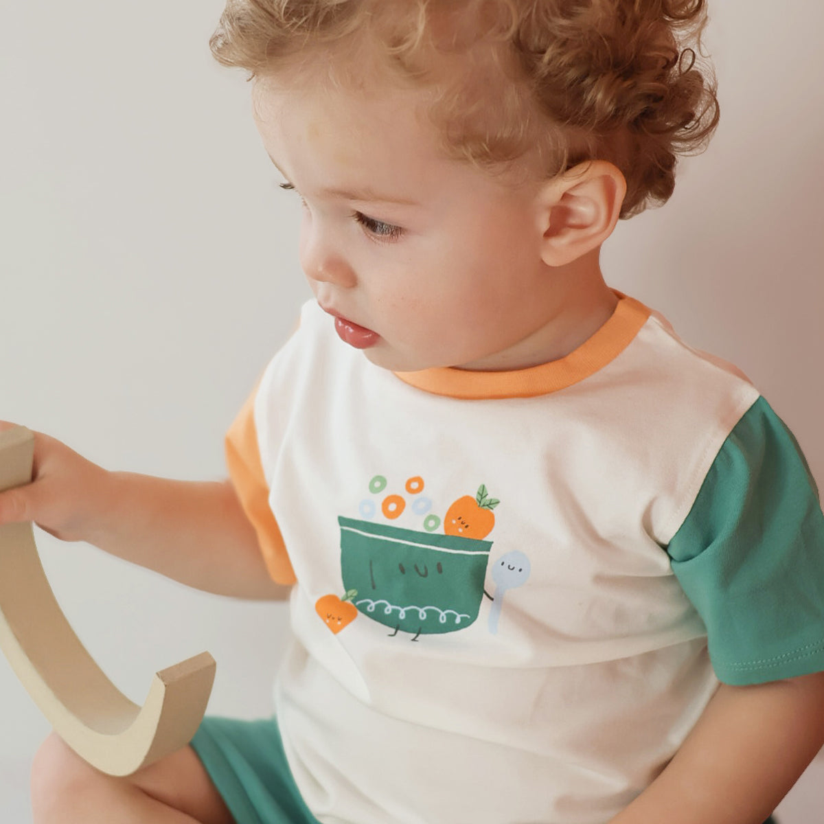 T-shirt crème, orange et vert avec illustration, naissance