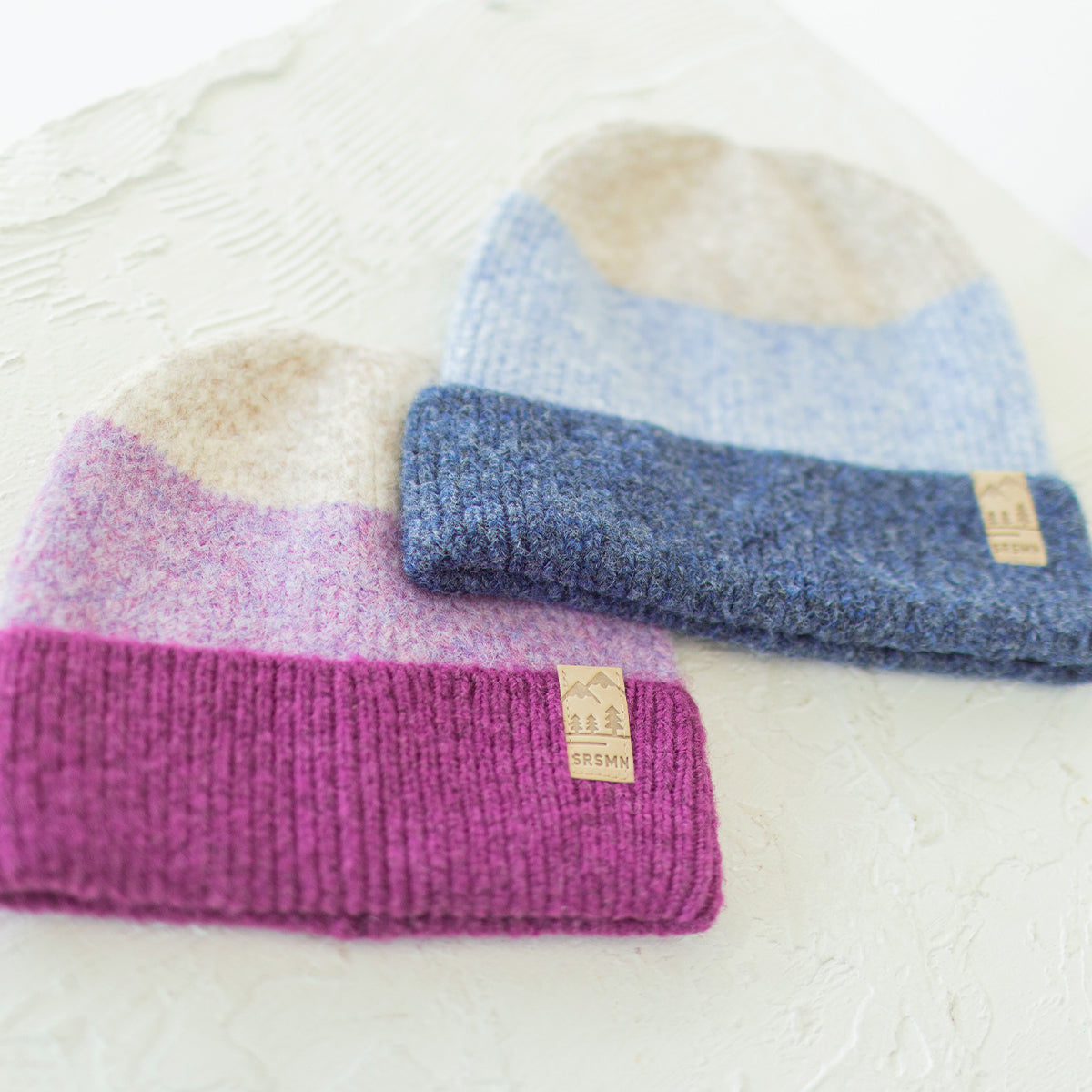 Présentation de la tuque crème et mauve en tricot avec rayures, enfant