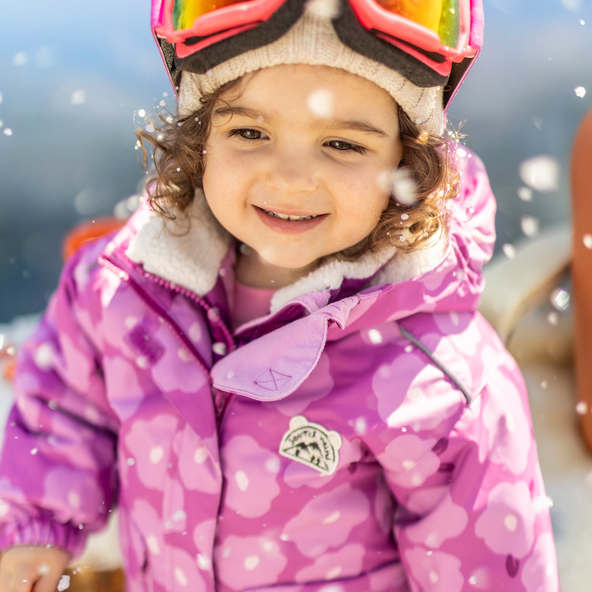 Photo d'un bébé portant l'habit de neige 3 en 1 mauve avec fleurs, bébé