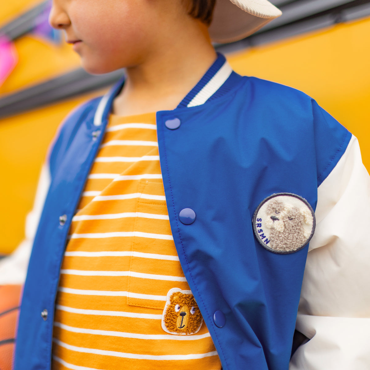 Zoom d'un blouson bomber bleu et crème, enfant