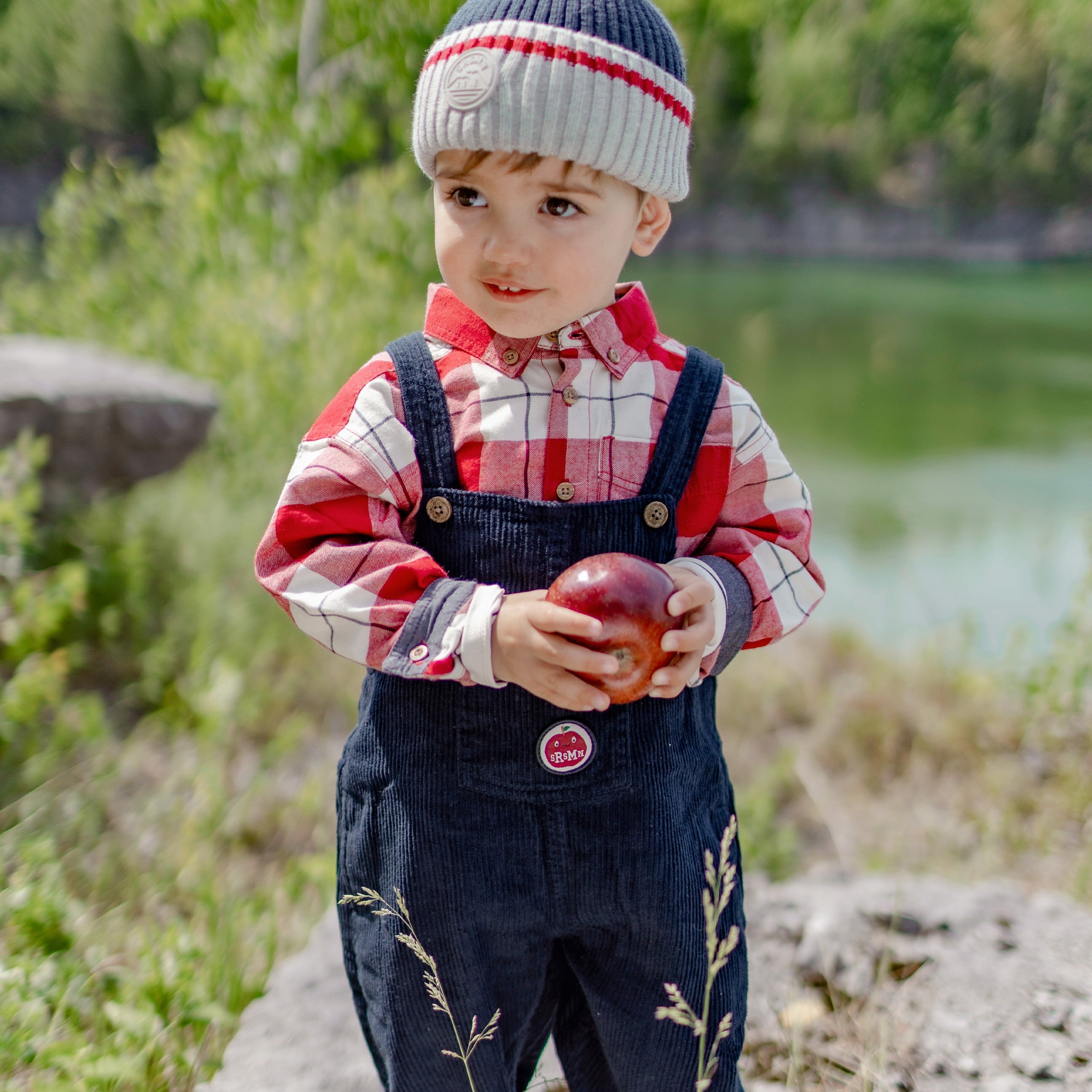 Photo d'un enfant portant la tuque en tricot marine-gris effet bas de laine, bébé