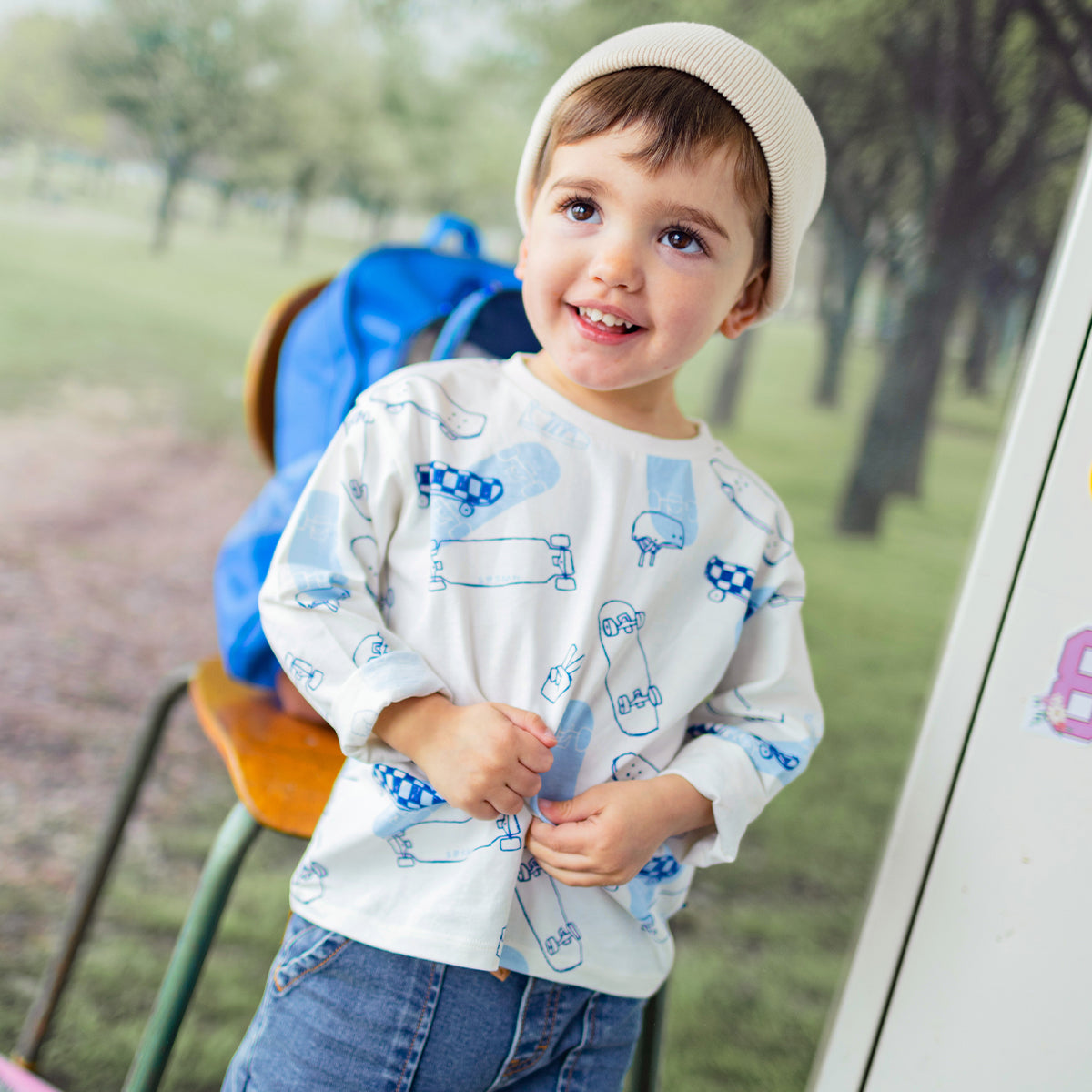 Photo d'un enfant portant le t-shirt crème avec imprimé, bébé
