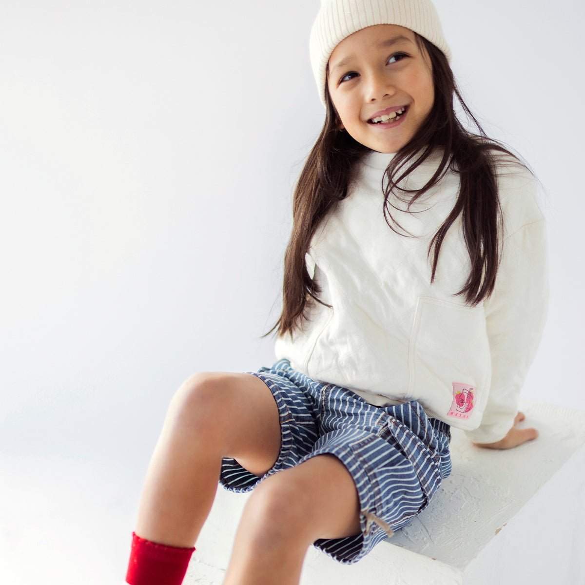 Photo d'un enfant portant le bermuda en denim bleu à rayures, enfant