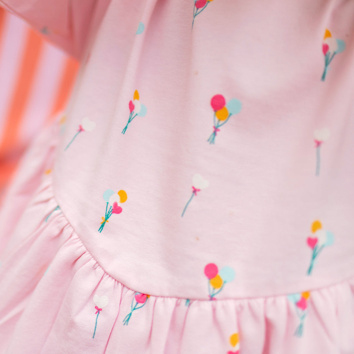 Zoom détails de la robe rose à motifs de ballons, bébé