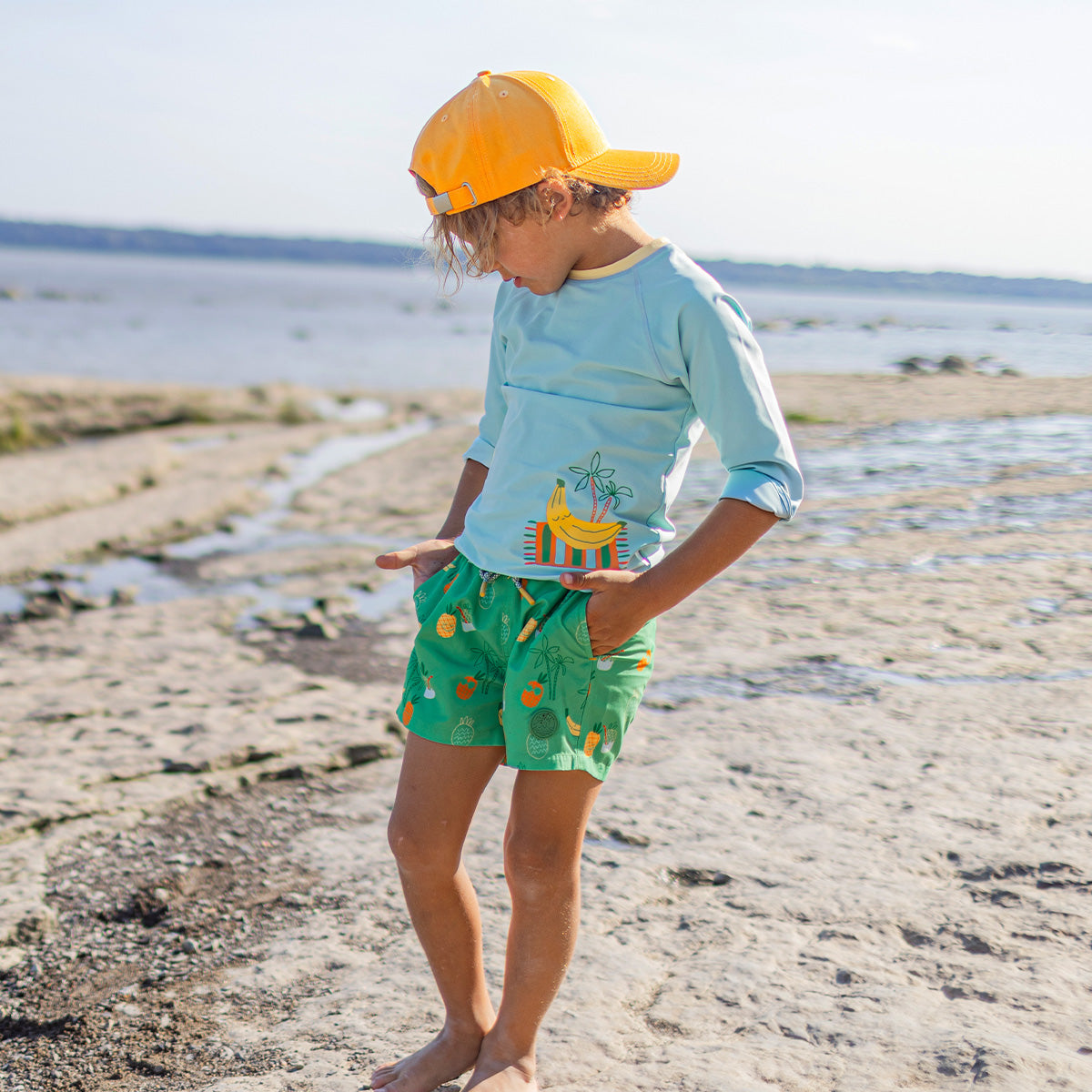 Photo d'un enfant portant la casquette jaune à visière arrondie et broderie, enfant