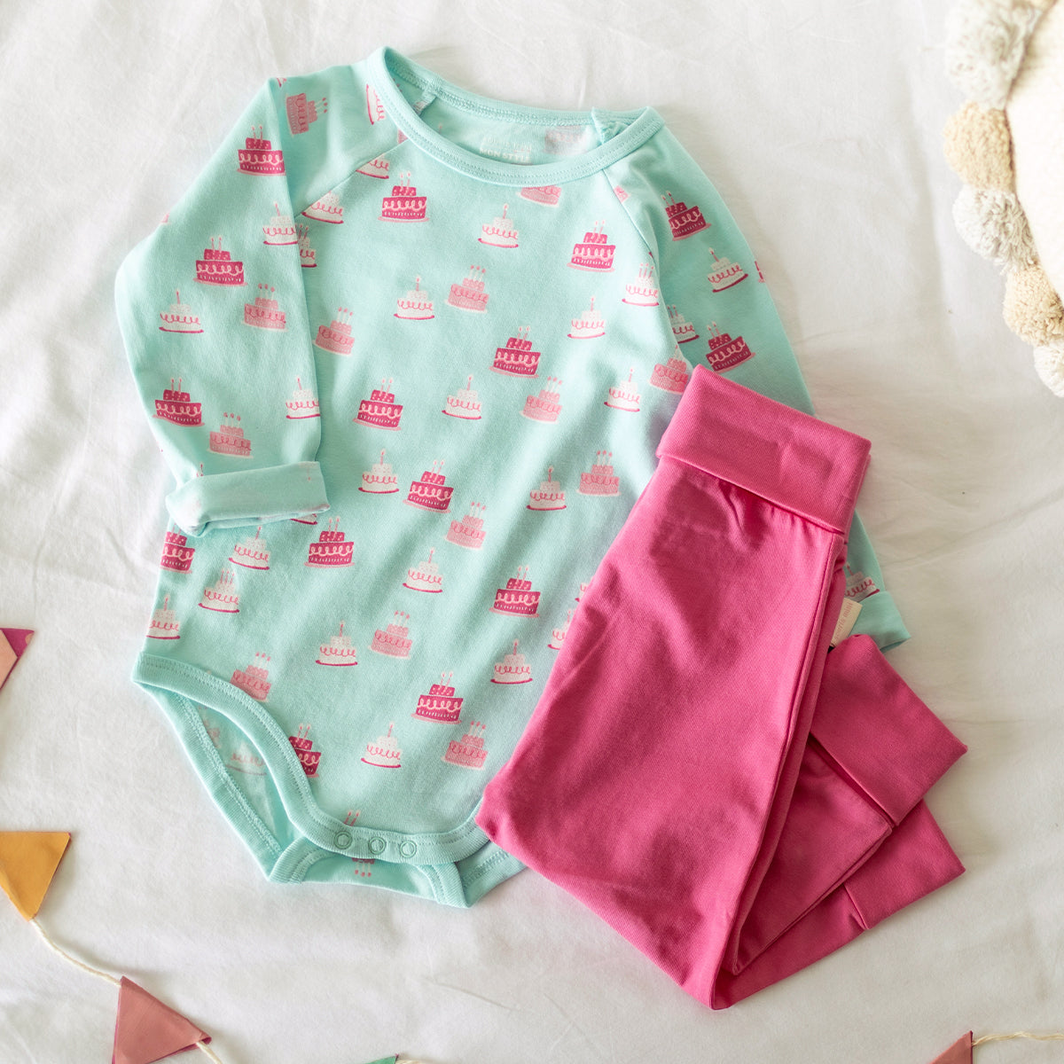 Présentation du cache-couche turquoise à motifs de gâteaux, bébé