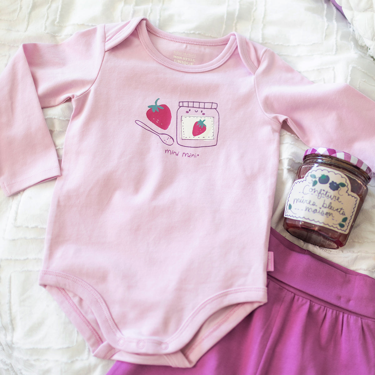 Cache-couche rose à illustration pour bébé en coton doux, avec motif de fraise et pot de confiture