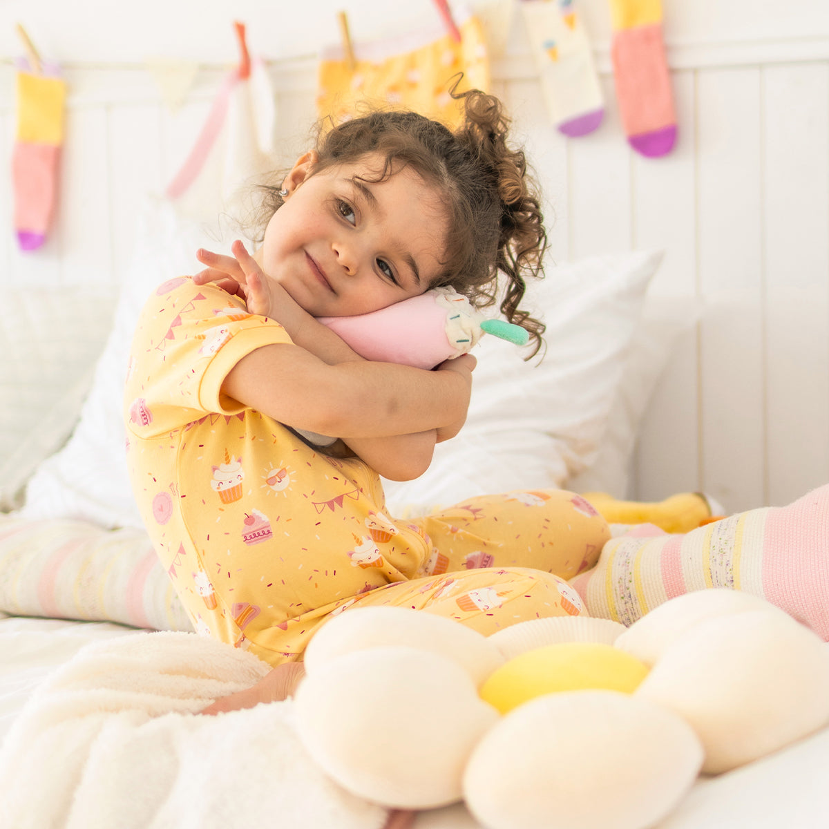 Pyjama une pièce jaune à motifs de gâteaux, bébé