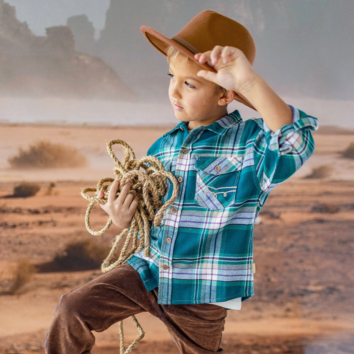 Photo d'un enfant portant la chemise turquoise à carreaux, enfant