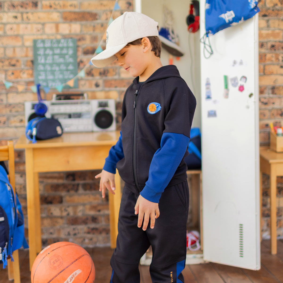 Photo d'un enfant qui porte la veste à capuchon noire, enfant