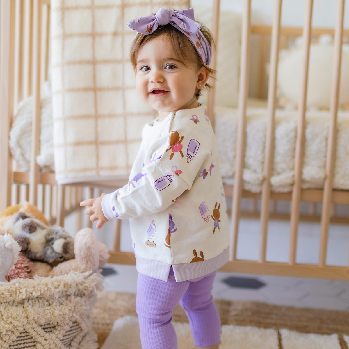 Photo d'un enfant portant le bandeau mauve à motifs, naissance