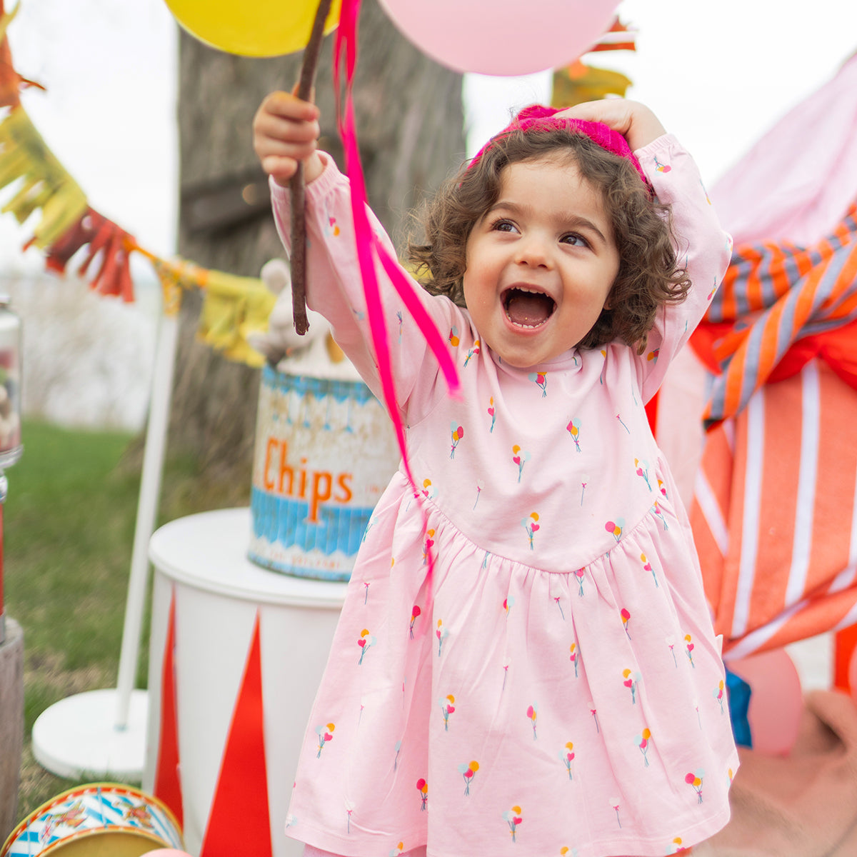 Photo d'un enfant portant la robe rose à motifs de ballons, bébé