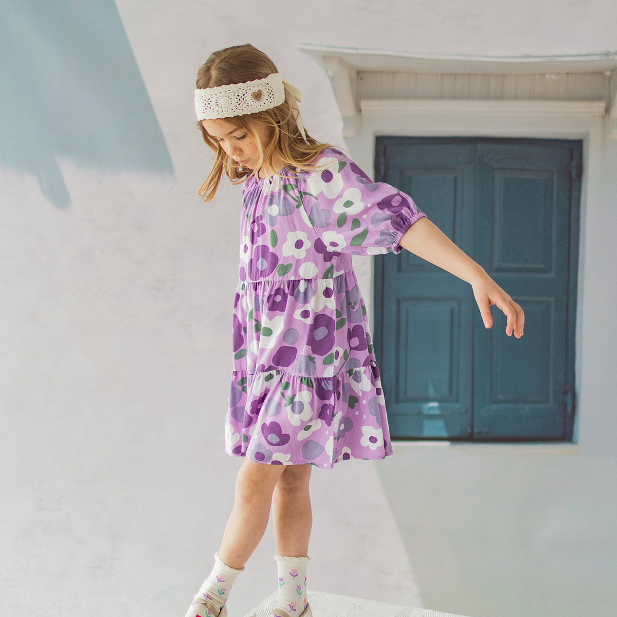 Photo d'un enfant portant le bandeau crème en tricot crocheté à motifs de fleurs, enfant