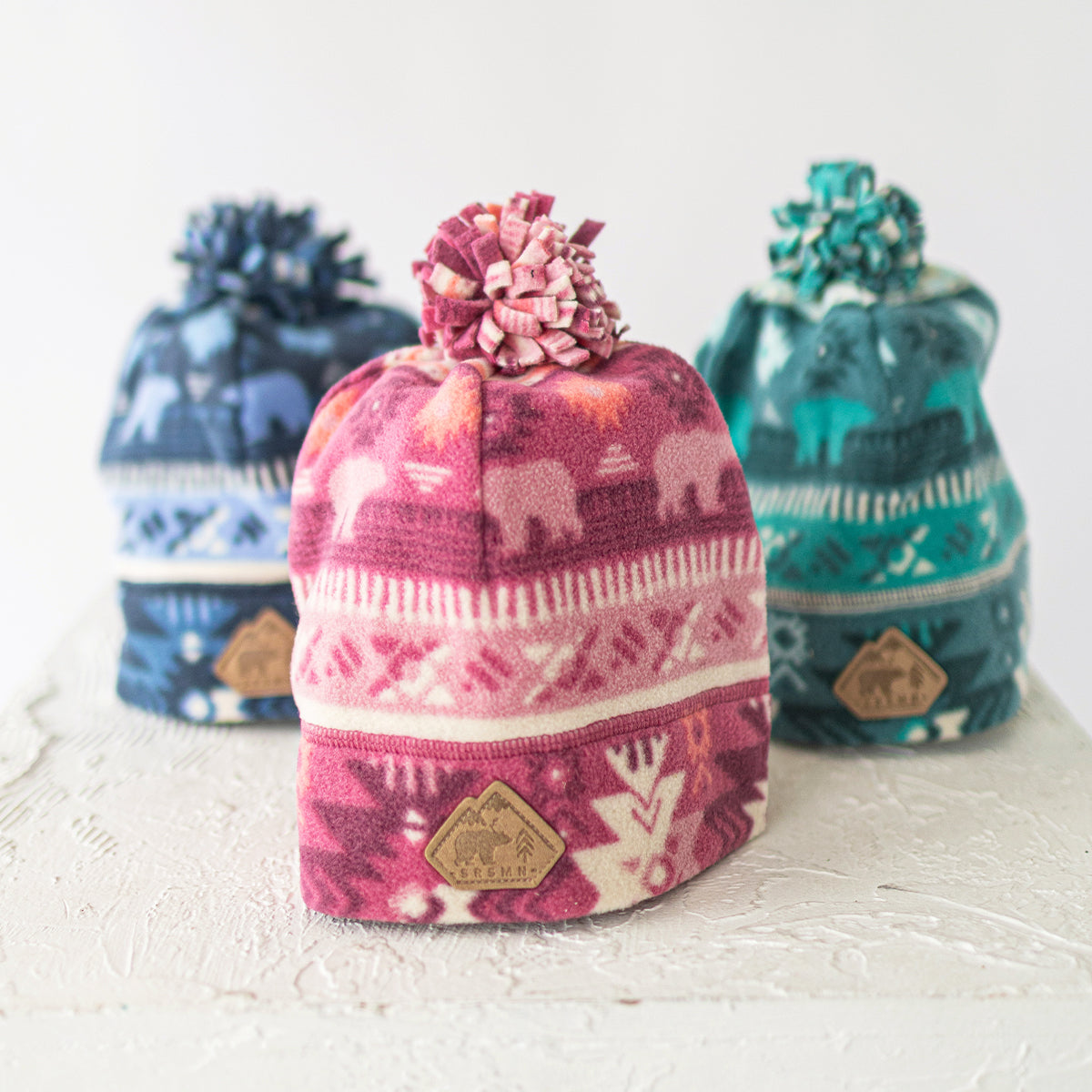 Présentation de la tuque bleue en polar avec motifs, enfant