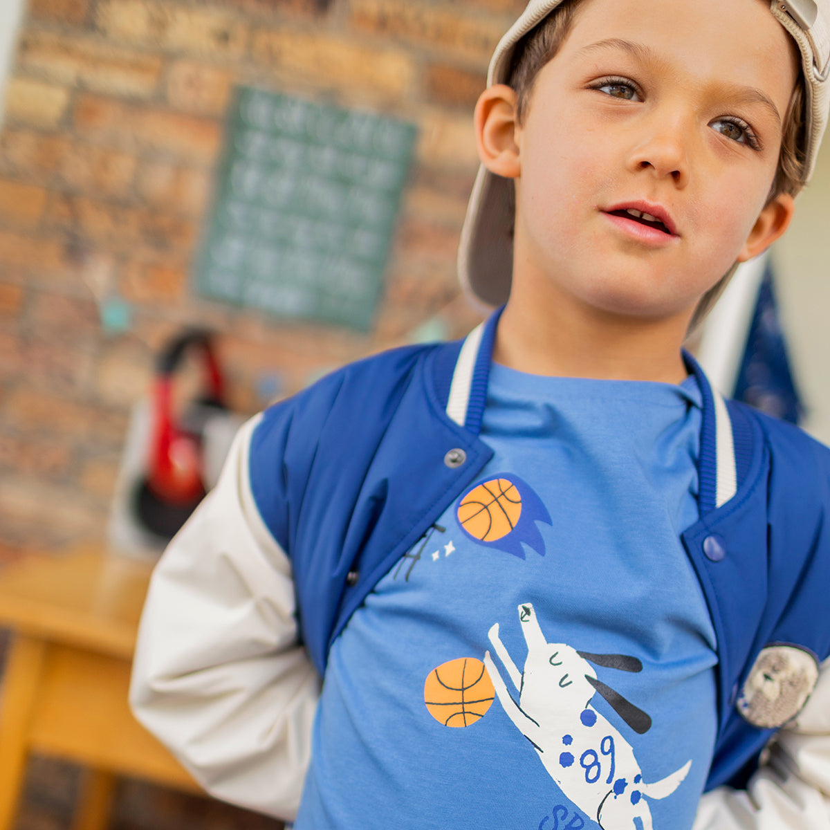 Photo d'un enfant portant le blouson bomber bleu et crème, enfant