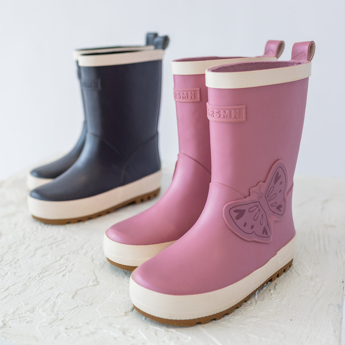 Bottes de pluie roses avec papillon
