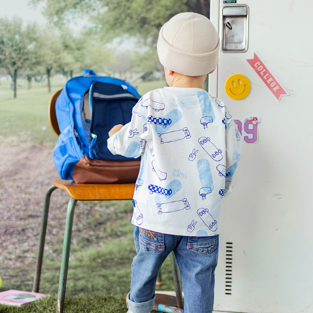 Photo d'un enfant de dos portant le jean bleu style jogger, bébé