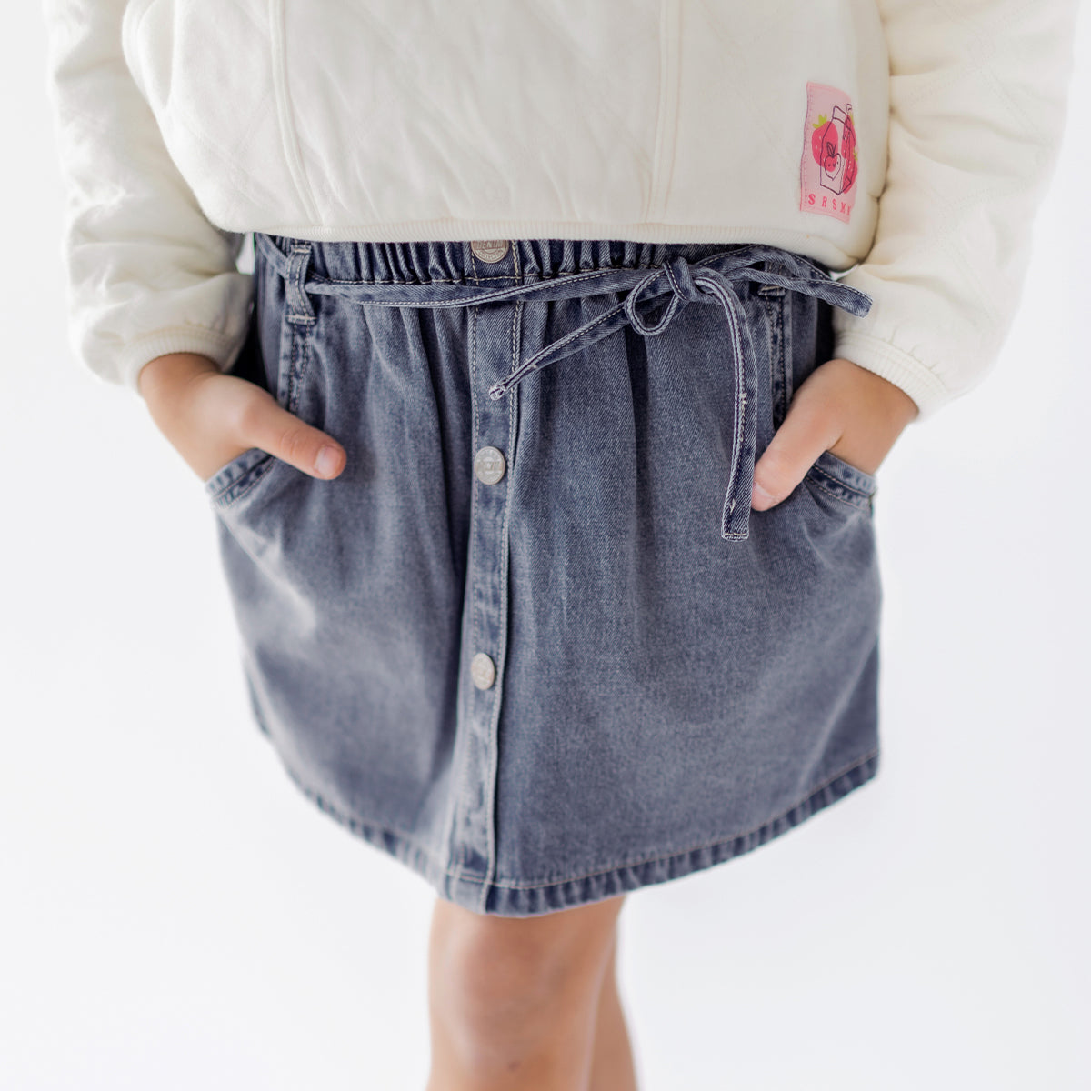 Photo d'un enfant portant la jupe évasée bleu moyen en denim lyocell, enfant
