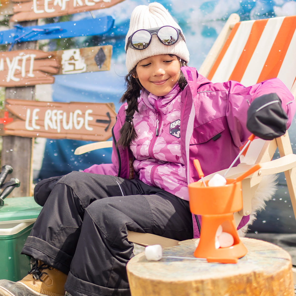 Photo d'un enfant portant les mitaines noires en nylon, enfant