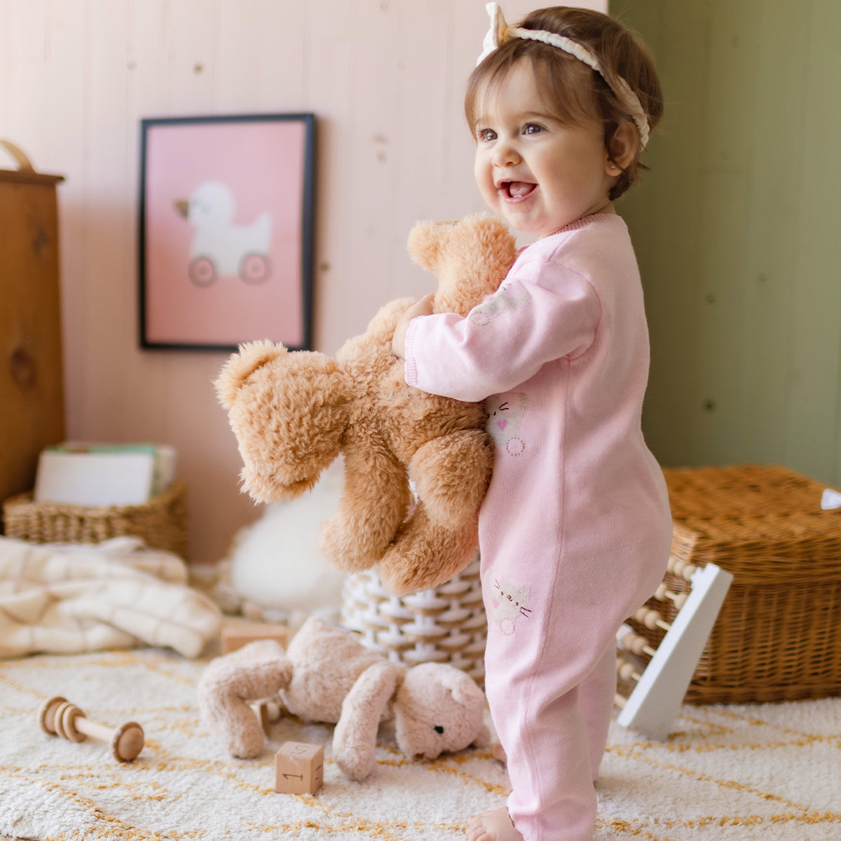 Photo d'un enfant portant le une pièce rose en tricot avec motifs, naissance