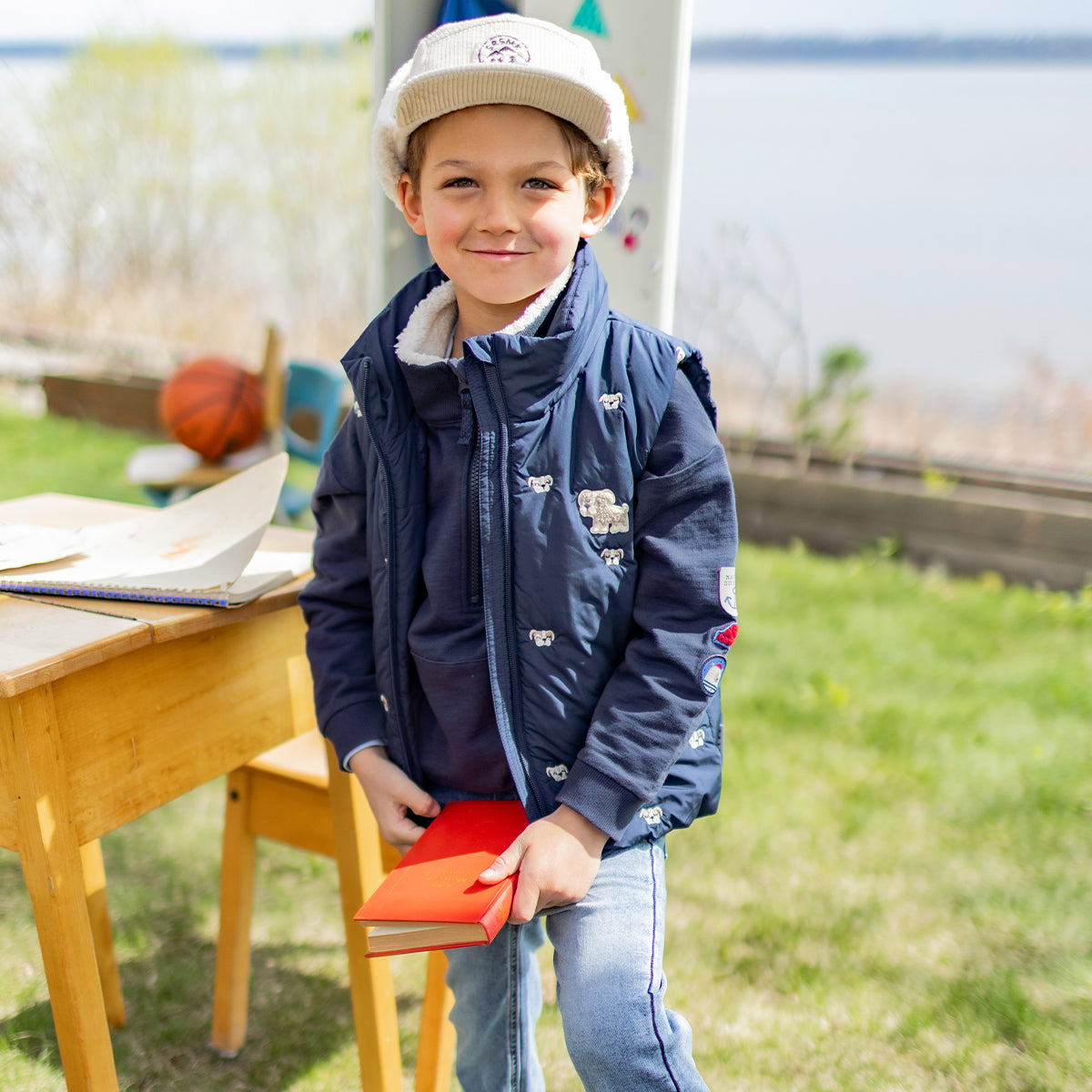 Photo d'un enfant portant la veste doudoune sans manches bleu marine, enfant