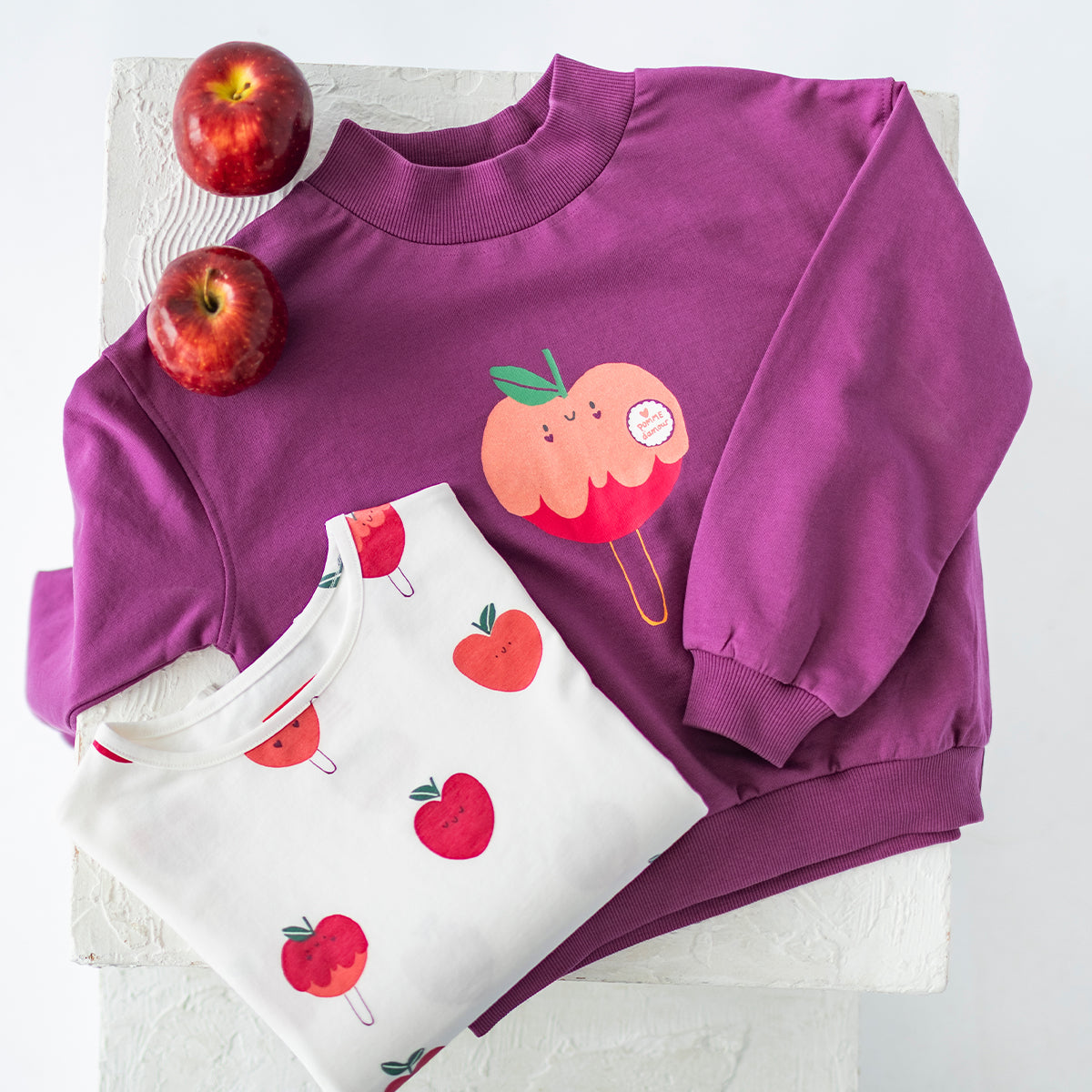 Cream t-Shirt with apple print, child