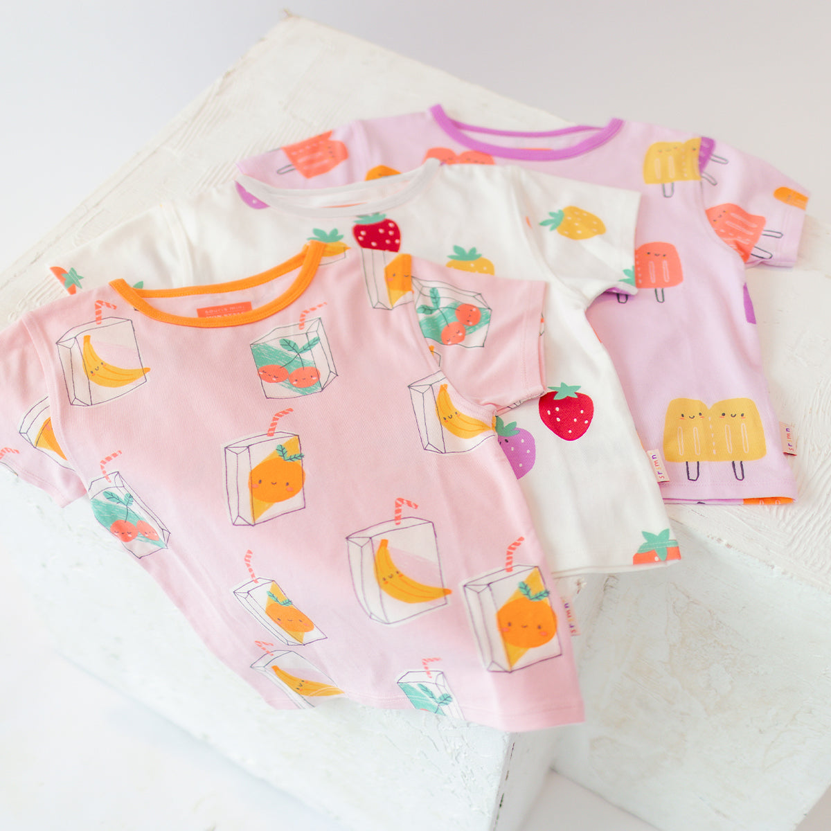 T-shirt crème à motifs de fraises, enfant