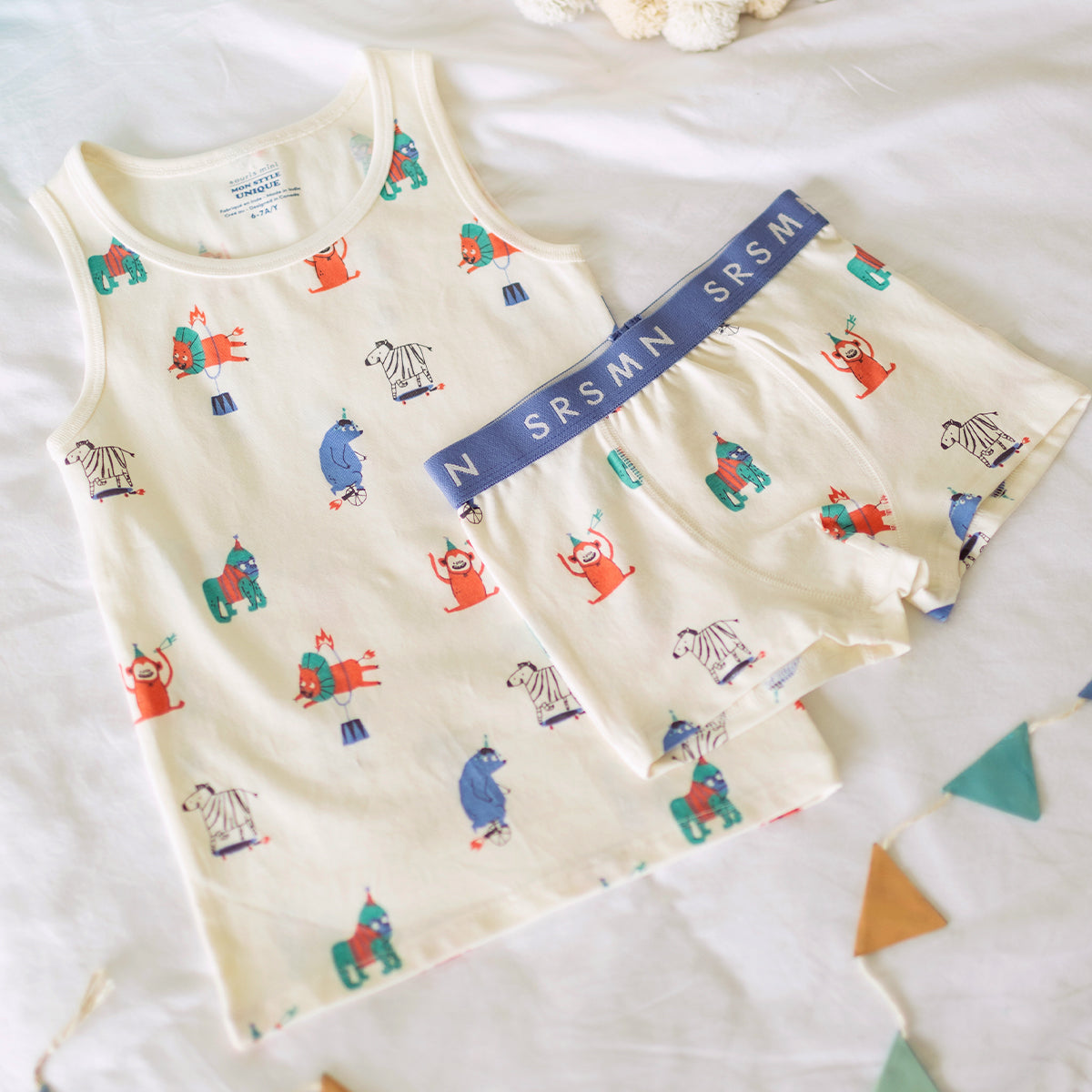 Présentation de la camisole crème à motifs d’animaux, enfant